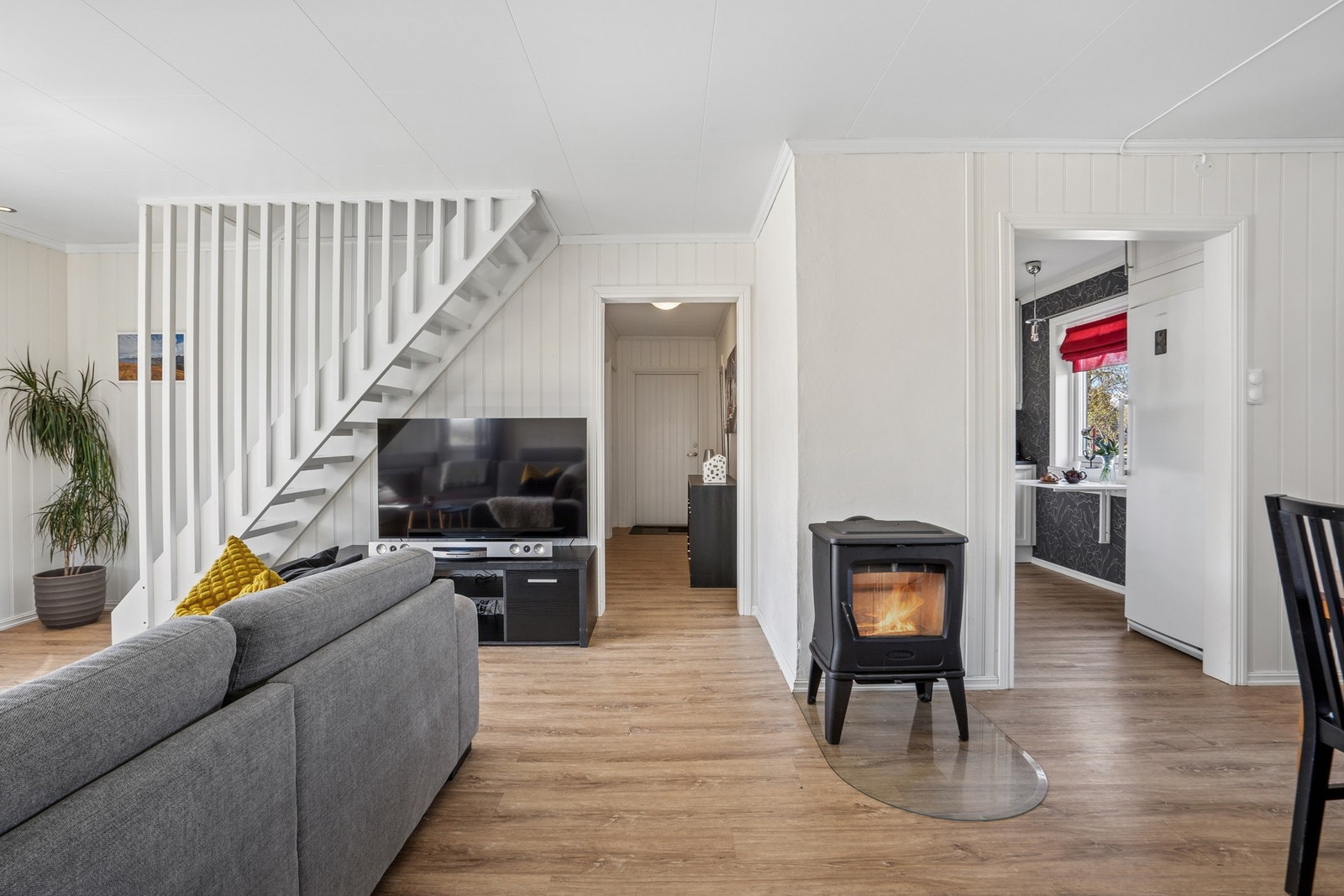 Stuen er et naturlig samlingspunkt med plass til både sofagruppe og spisebord. Galleribilde
