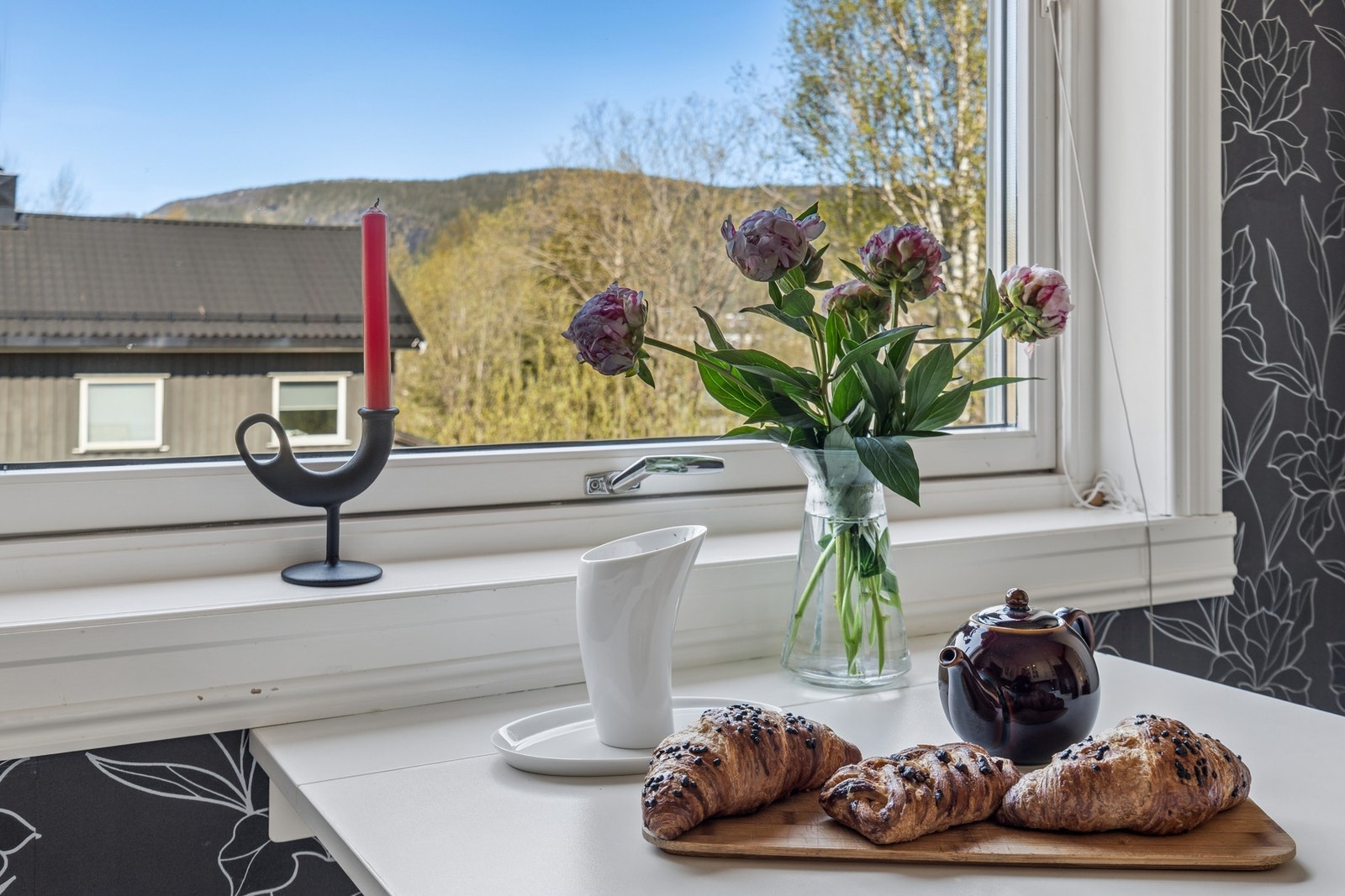 En praktisk, nedfellbar spiseplass ved vinduet for en rask frokost. Galleribilde