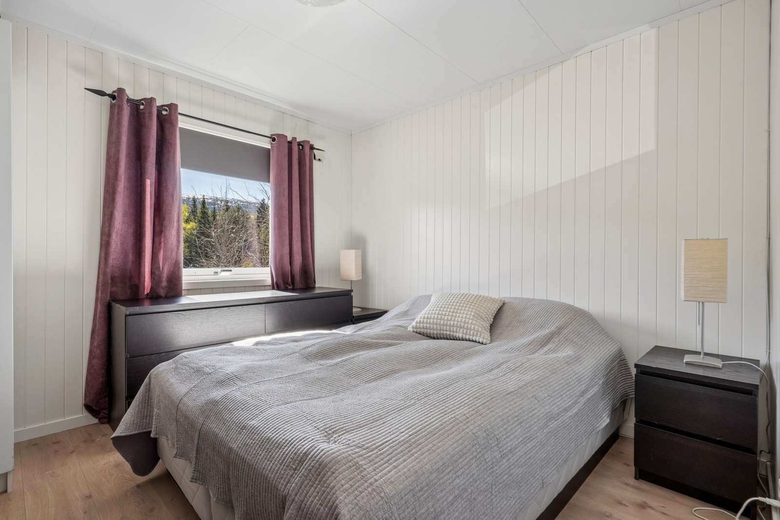 Hovedsoverommet har plass til dobbeltseng og garderobeløsning. Galleribilde