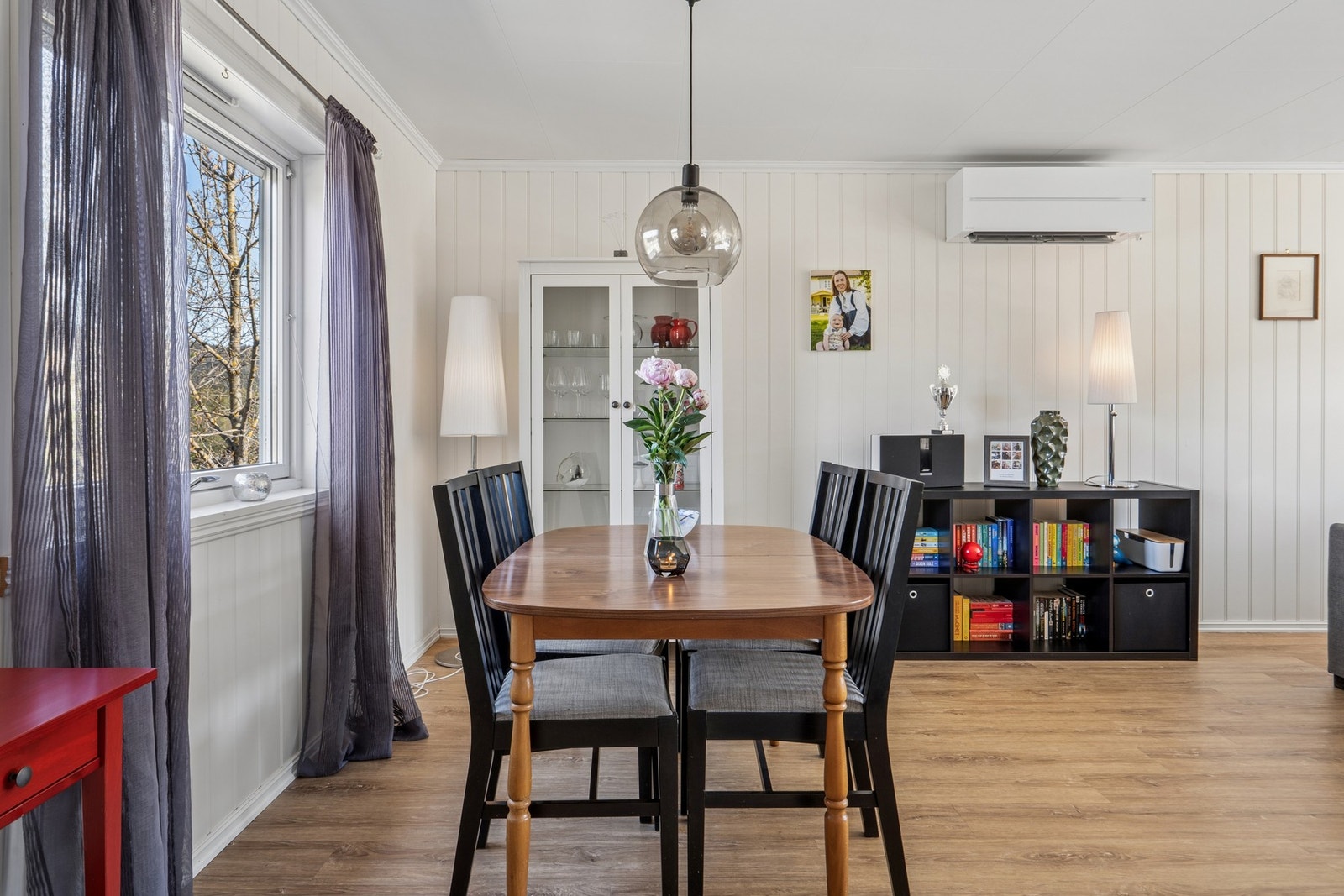 God plass til en romslig spisegruppe for måltider med familie og venner. Galleribilde