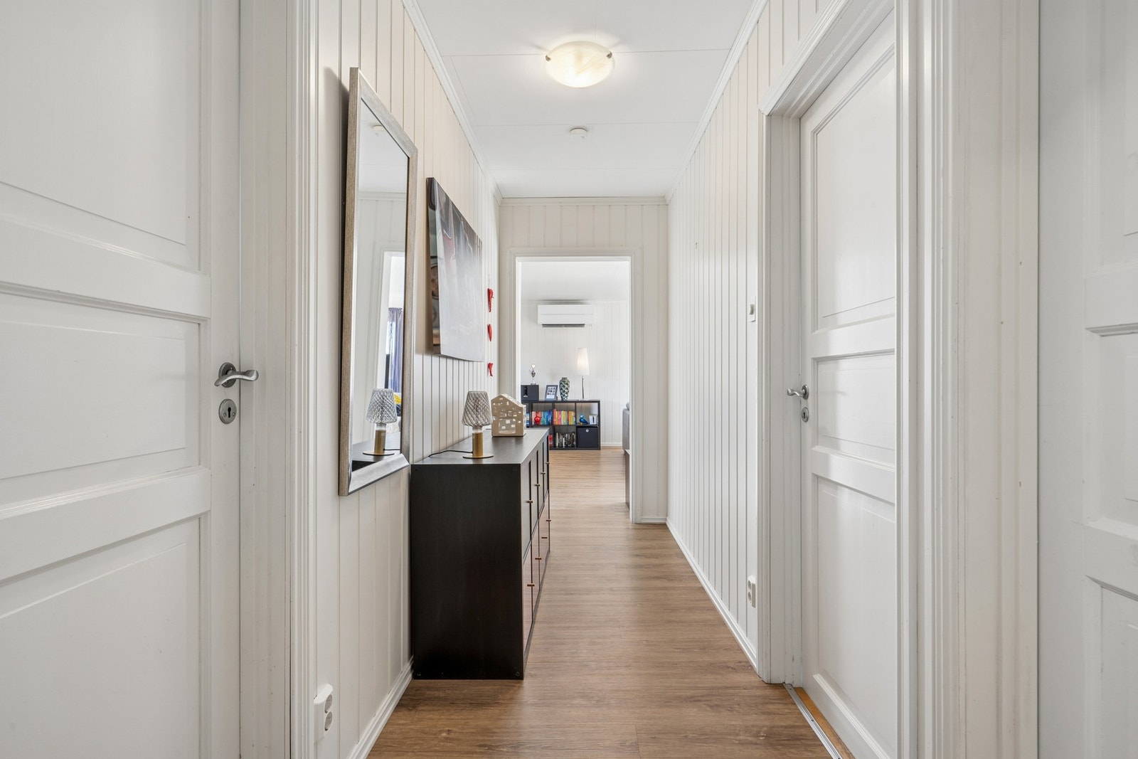 Lys entré med adkomst til alle rom i hovedetasjen. Gjennomgående laminatgulv. Galleribilde