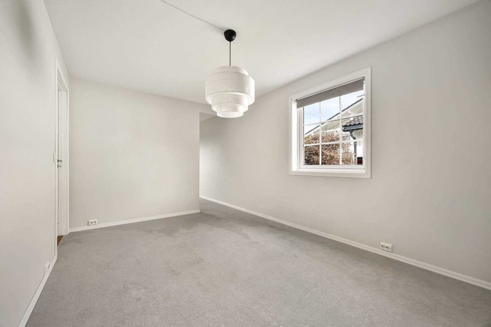 Romslig hovedsoverom i 1. etasje med teppelagt gulv (nytt og nesten ubrukt). Galleribilde
