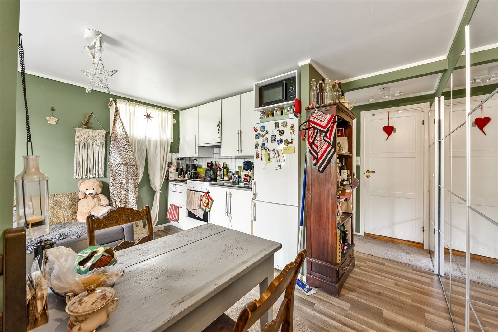 Stue og kjøkken i leilighet c. Det er satt inn stor skyvedørsgarderobe i gangen. Galleribilde