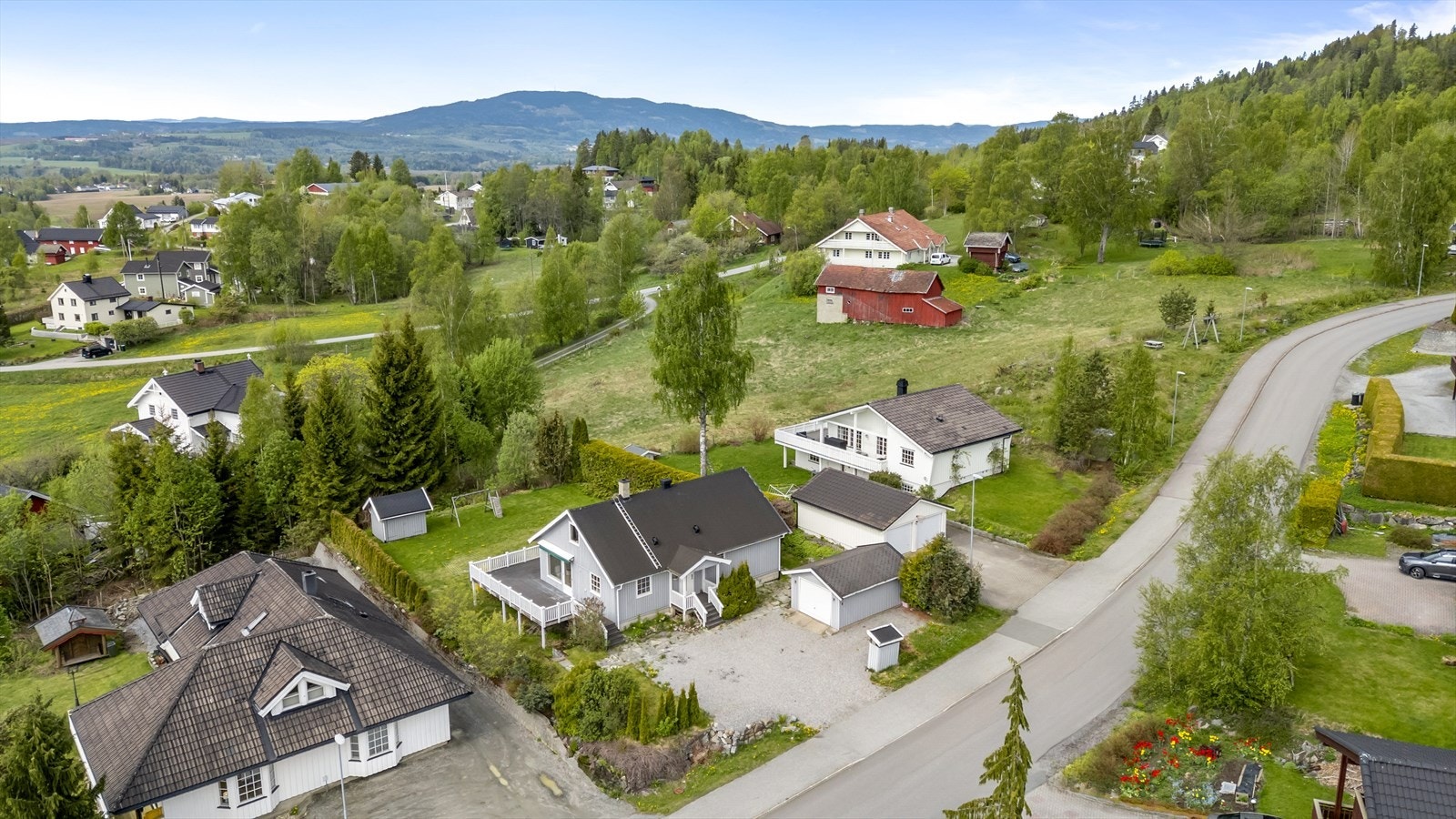 Dronefoto. Boligen ligger fint til i landlige Eidsvoll, ca 3 km unna Sundet sentrum. Galleribilde