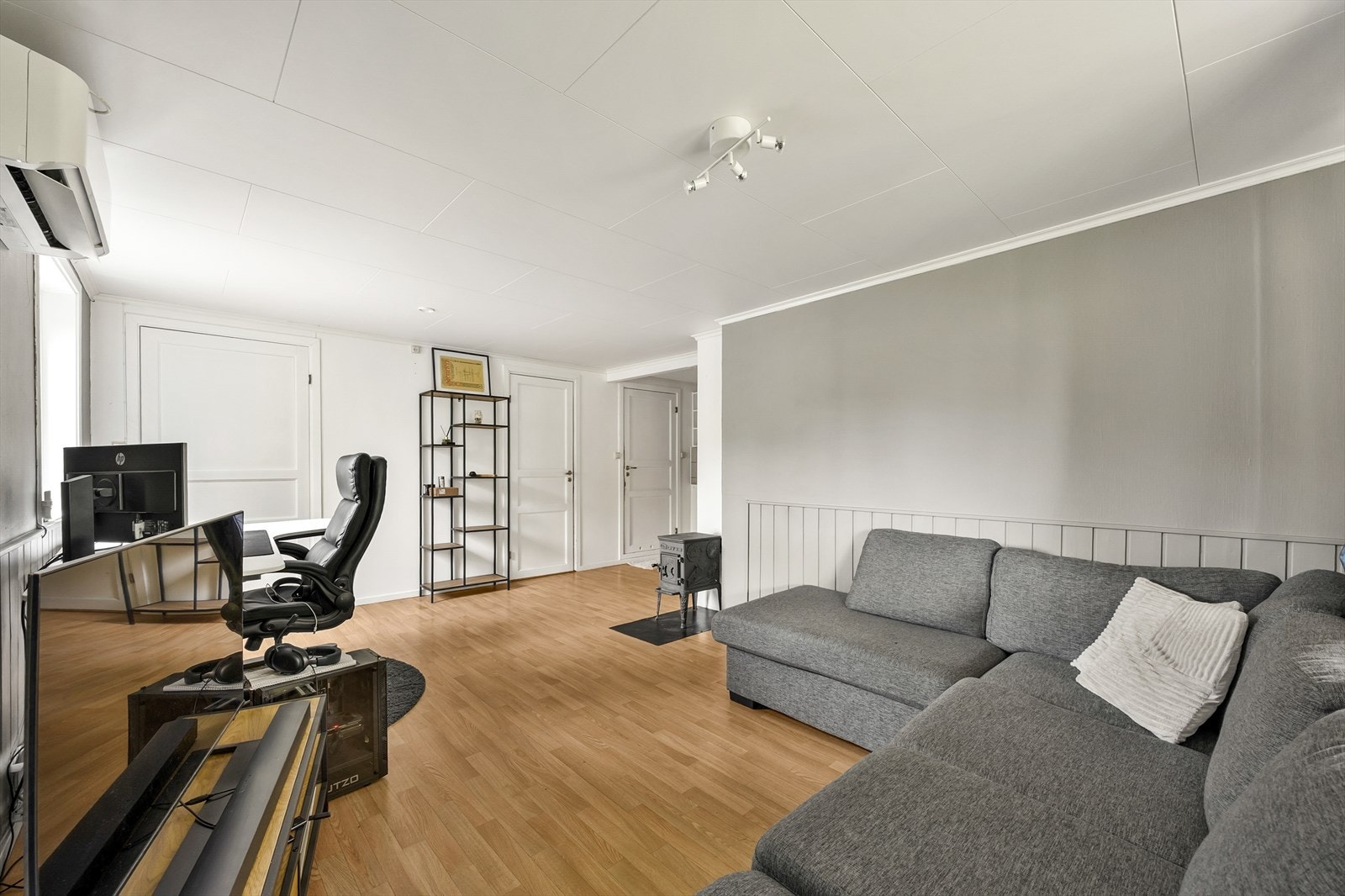 I stuen er det også en eldre vedovn. Galleribilde