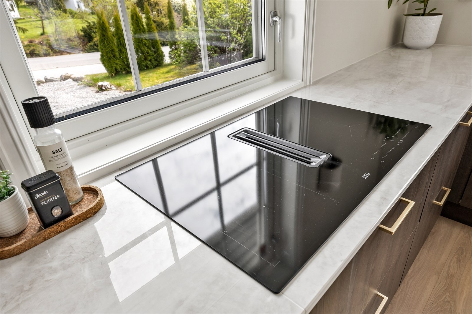 AEG induksjonsplatetopp med moderne integrert ventilasjon. Galleribilde