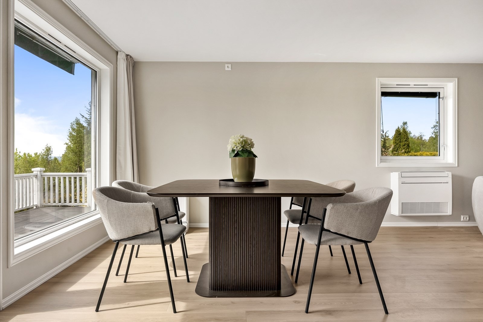 Her har du plass til stor spisestue og mange gjester. Galleribilde