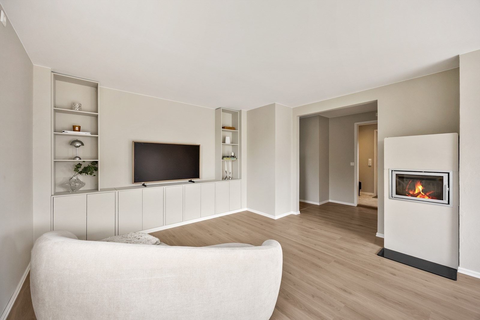 I stuen er det plassbygde hyller langs en vegg - perfekt som tv-seksjon. Galleribilde