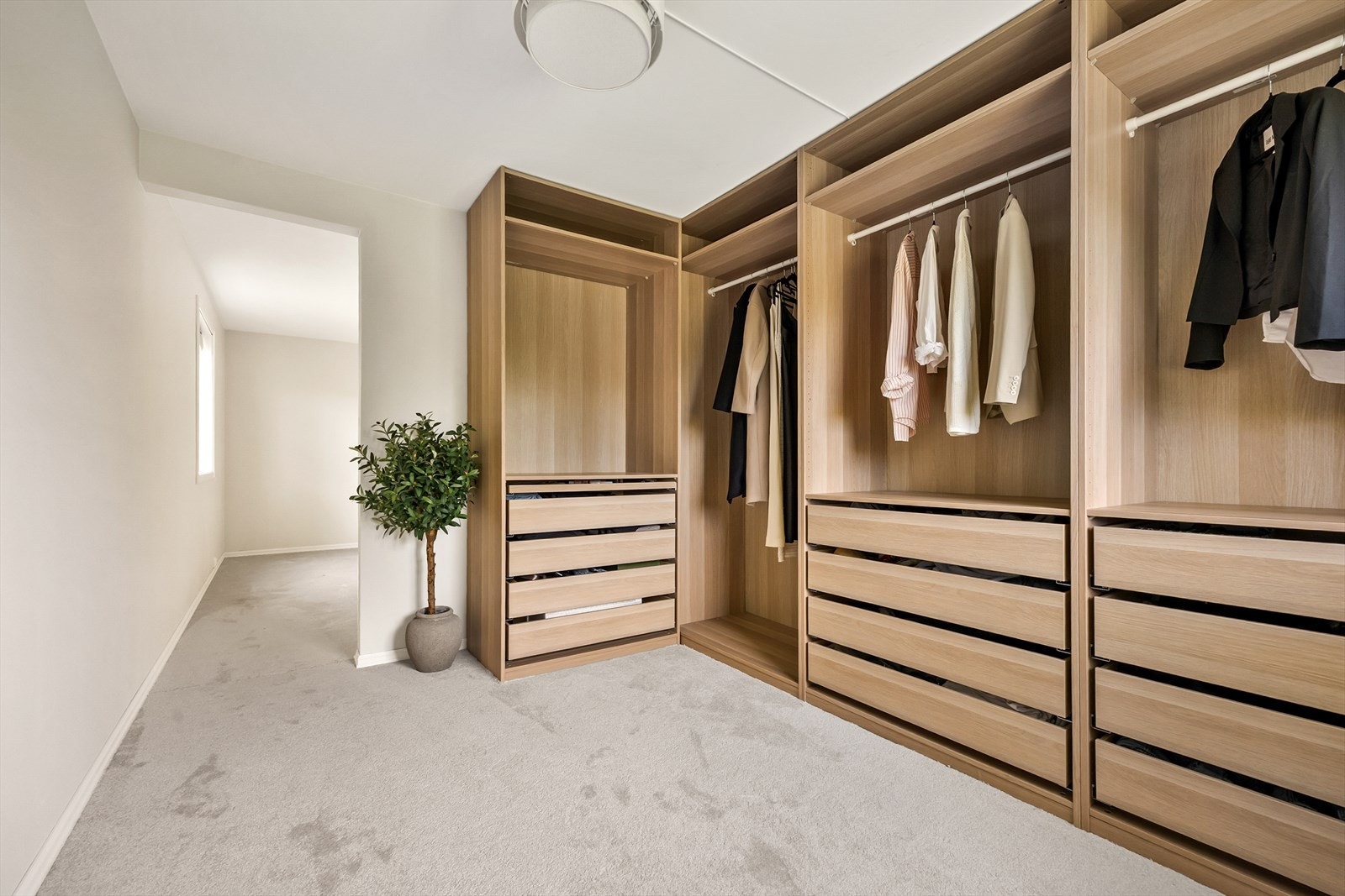 Innenfor hovedsoverommet er tidligere soverom bygd om til et flott walk-in closet. Galleribilde