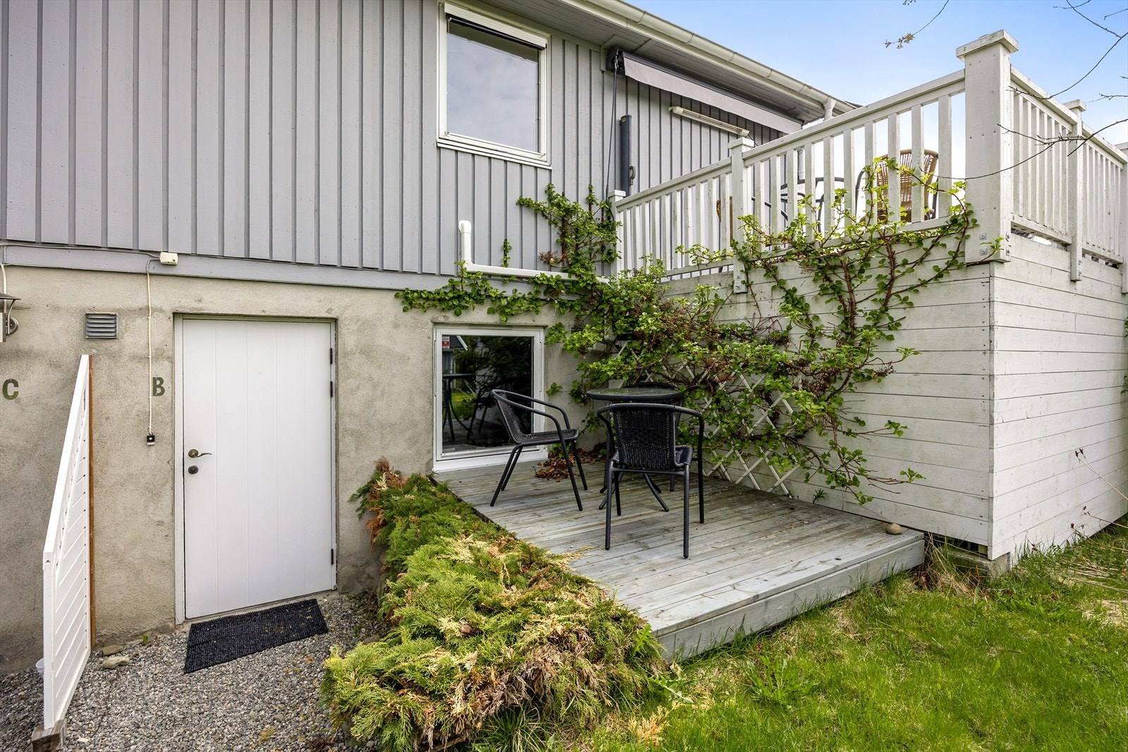 Inngang til Brennlia 20 B (leilighet b) med koselig terrasseplatting utenfor. Galleribilde