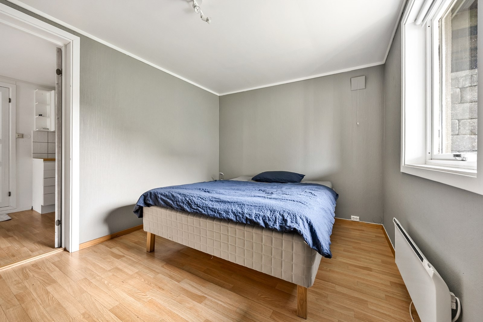 I soverommet er det plass til dobbeltseng og garderobeskap. Galleribilde