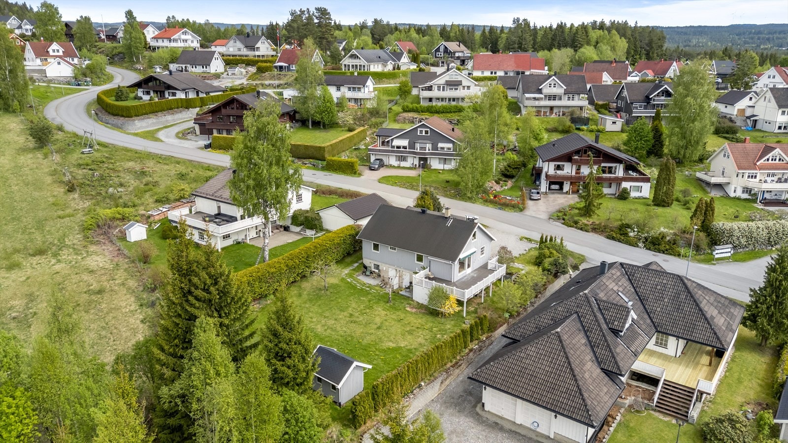 Oversiktsbilde. Eiendommen har en fin og barnevennlig beliggenhet i nabolaget. Galleribilde