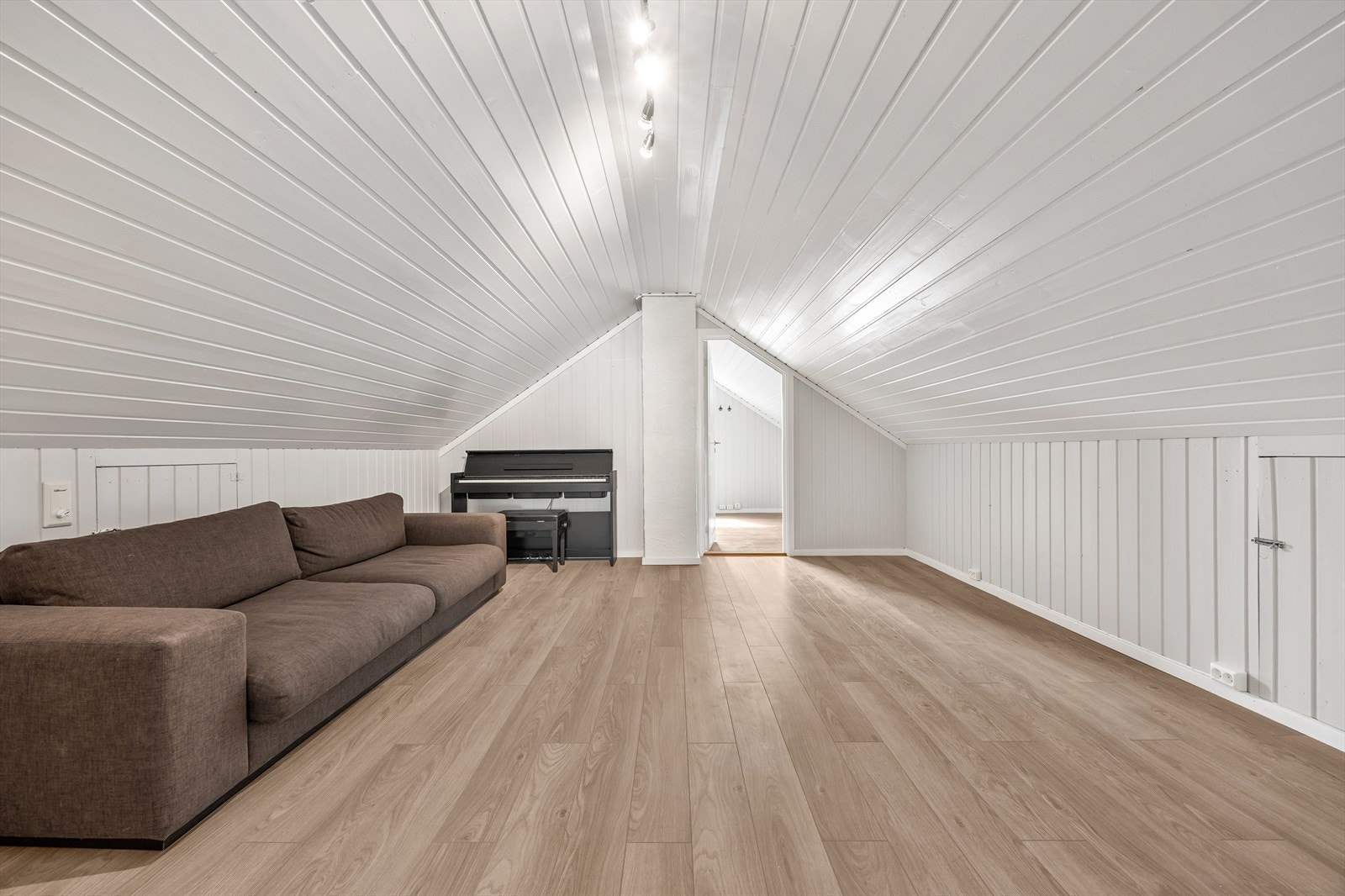 Loftsrom innredet som stue. Galleribilde