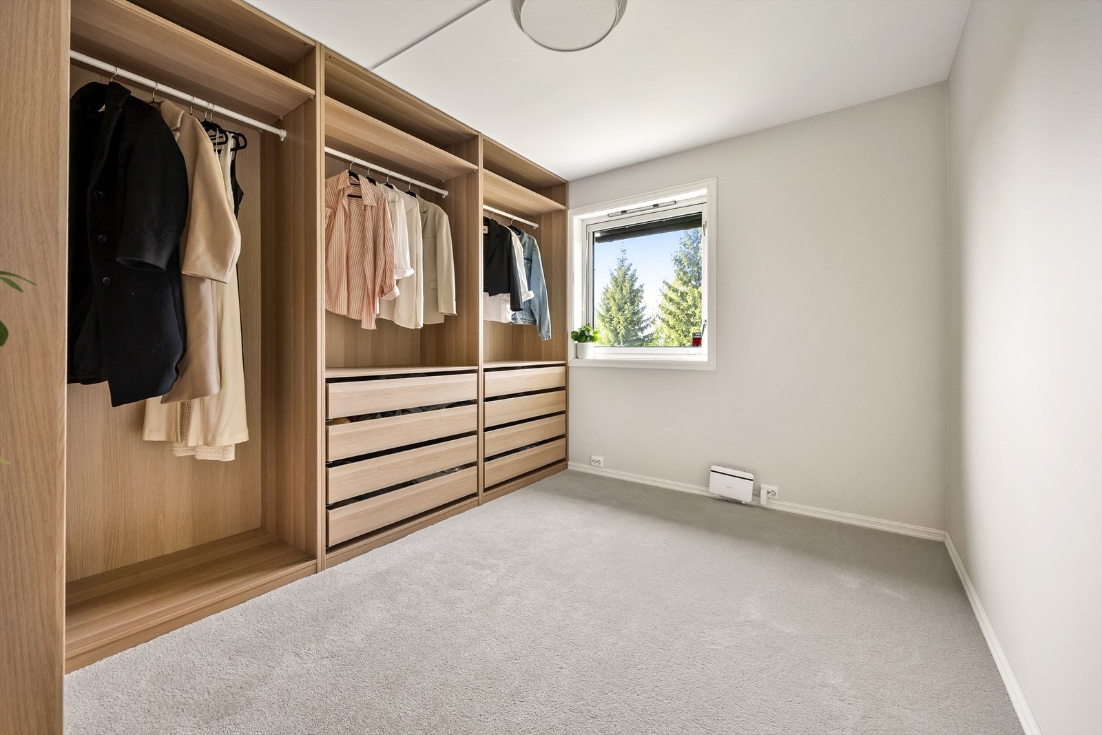 Walk-in closet med tilhørende garderobeinnredning. Galleribilde