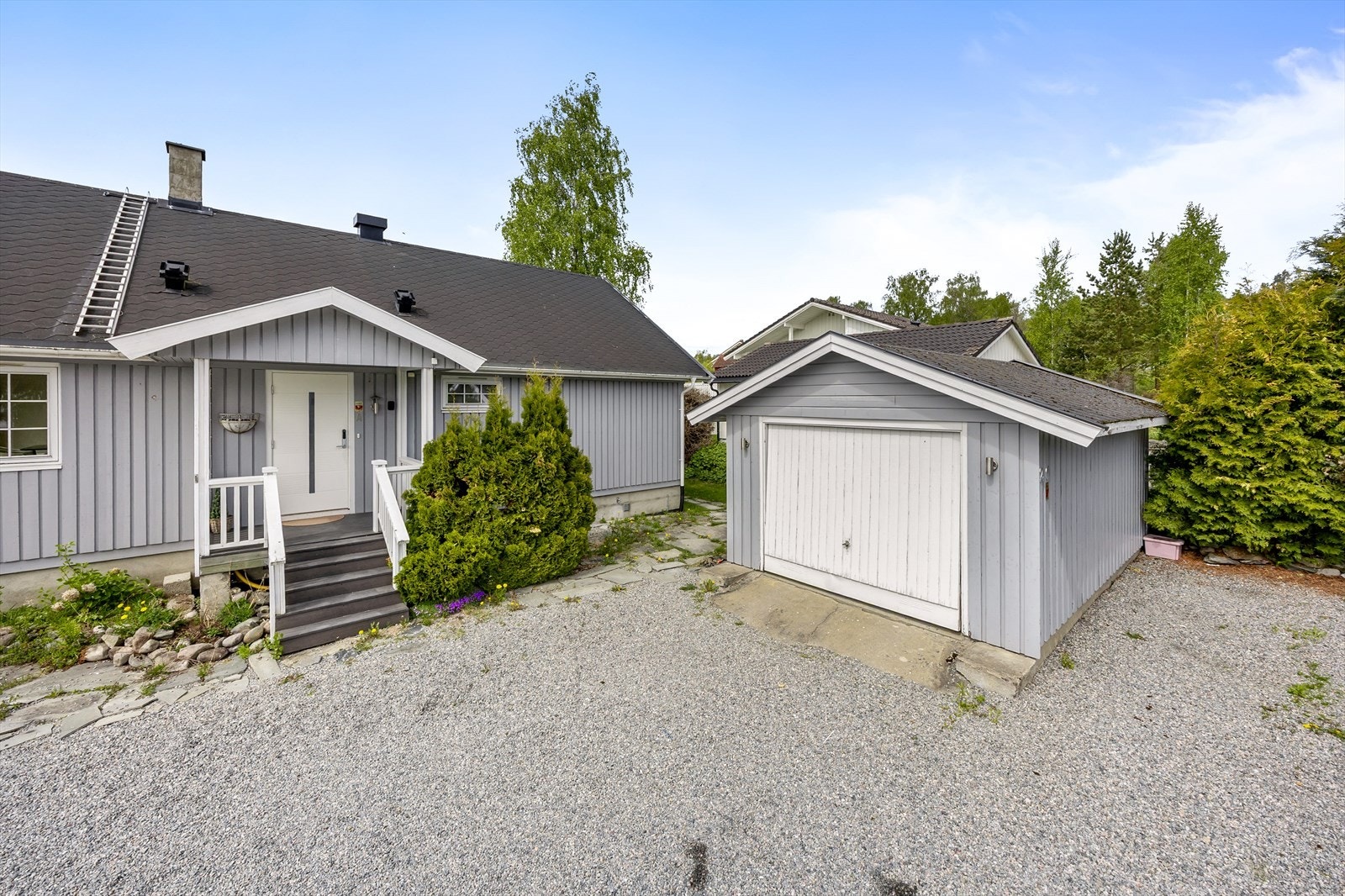 Parkering for øvrig i frittstående garasje. Galleribilde