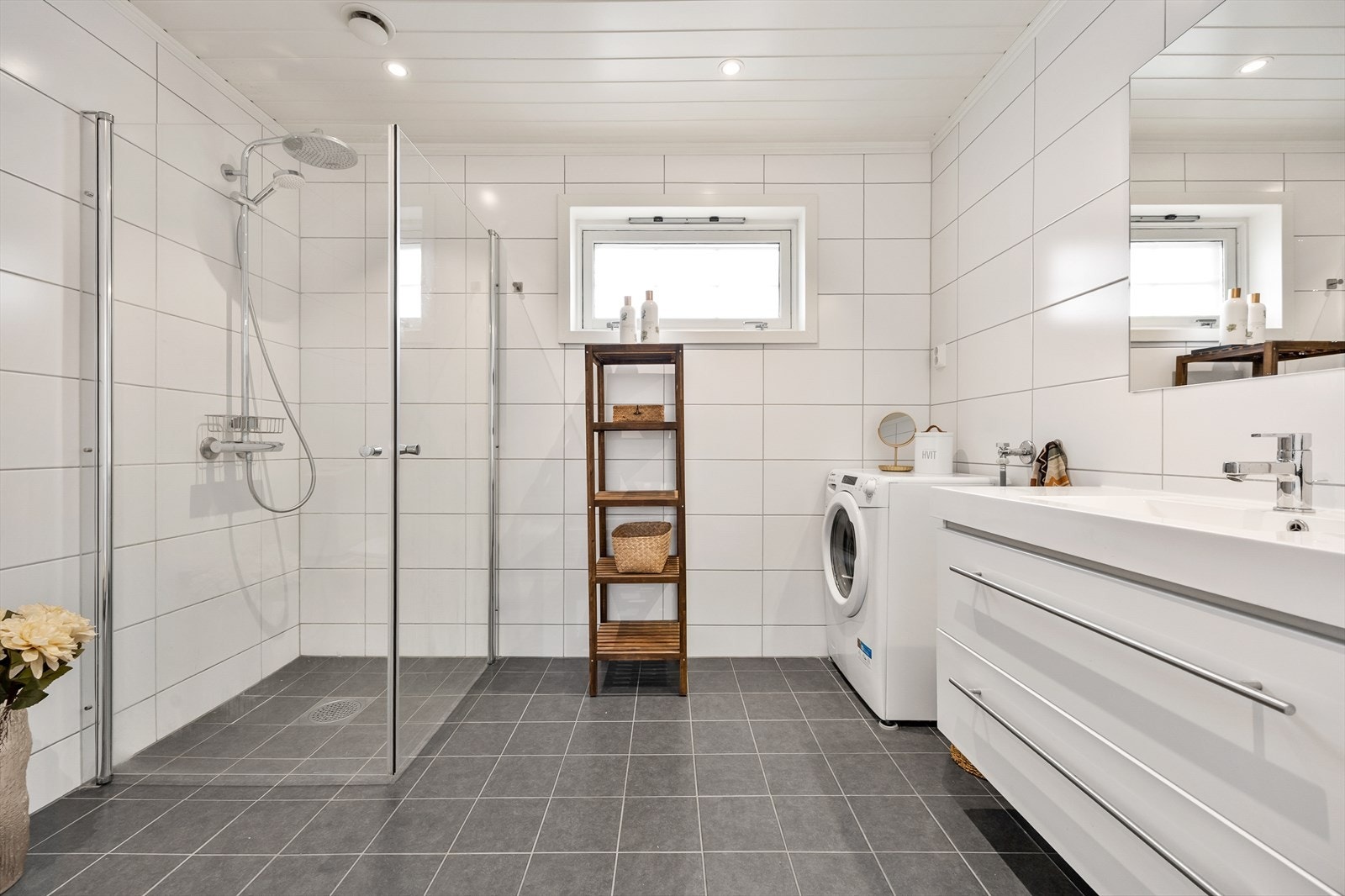 Fint flislagt bad i 1. etasje med gulvvarme og downlights. Galleribilde