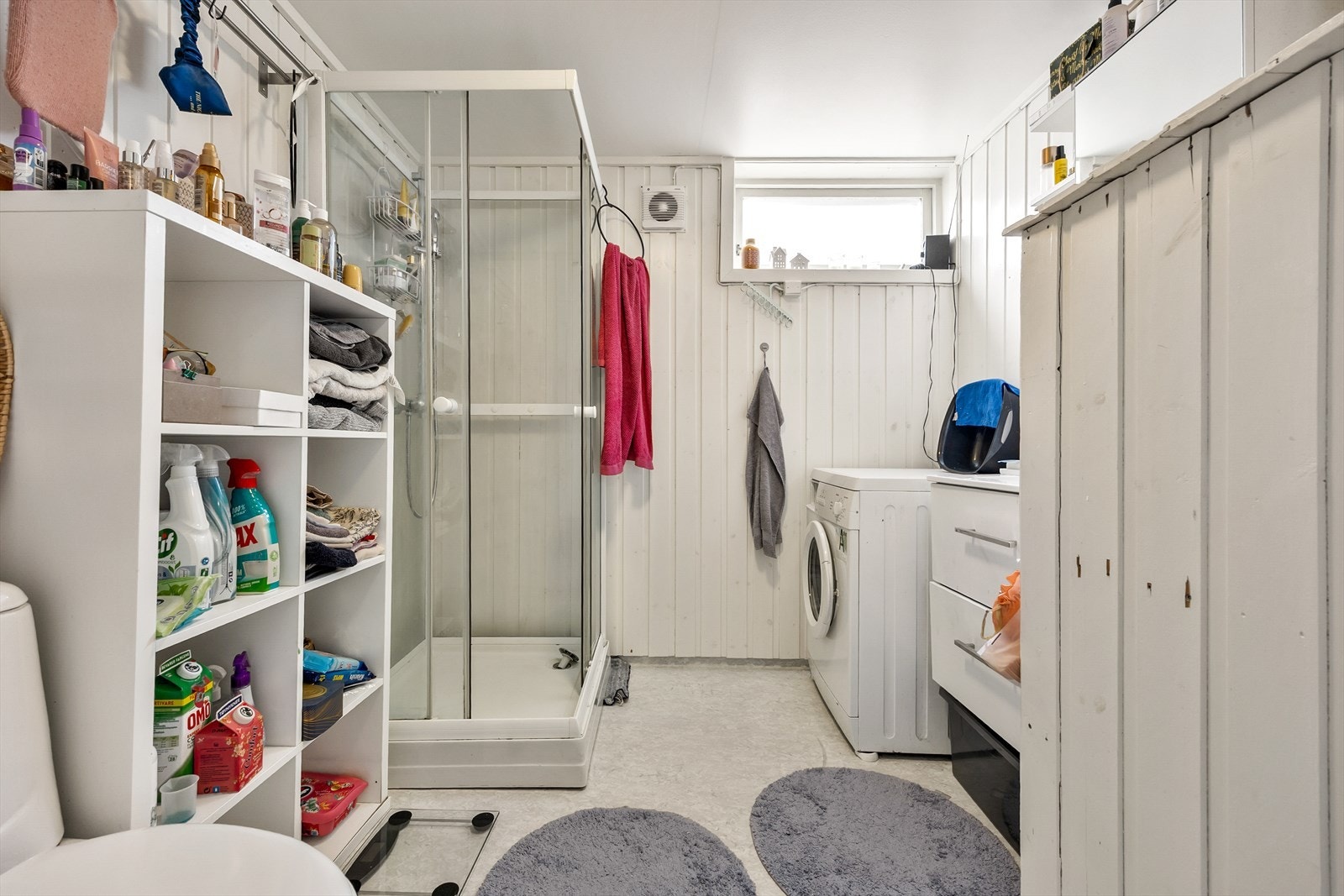Bad i leilighet c innredet med toalett, dusjkabinett, servant i servantskap og opplegg for vaskemaskin. Galleribilde