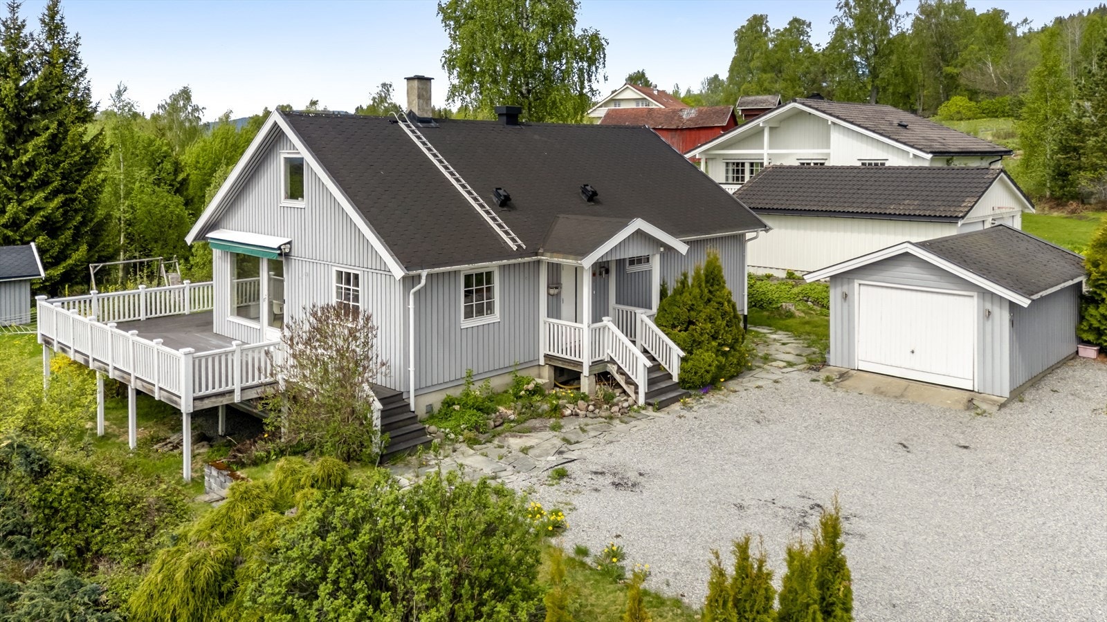 Boligen har en fin og barnevennlig beliggenhet i Eidsvoll. Det er tilhørende hage i bakkant og gårdsplass med garasje i fremkant. Galleribilde