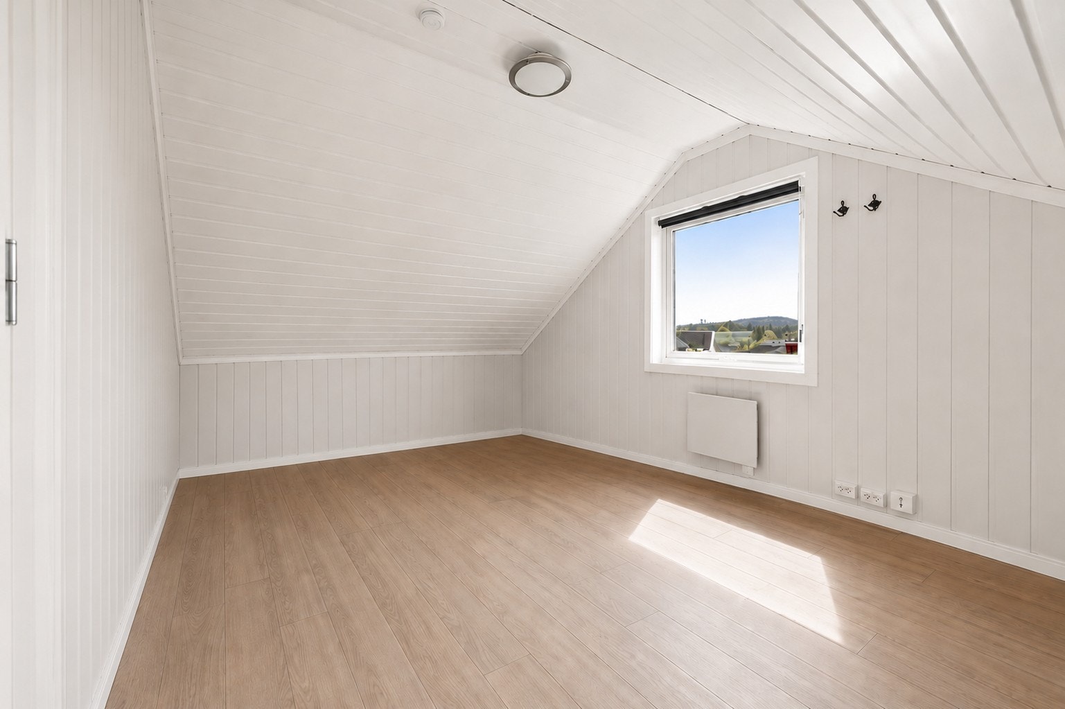Soverom i 2. etasje. (Inventar på bildet er fjernet ved bruk av AI). Galleribilde