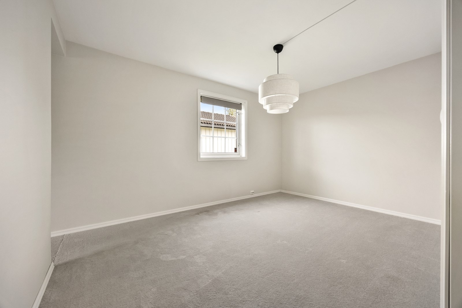 Hovedsoverommet har god plass til dobbeltseng og nattbord. Galleribilde