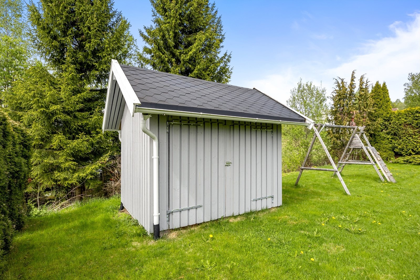 Utebod i hagen med lagringsplass. Galleribilde