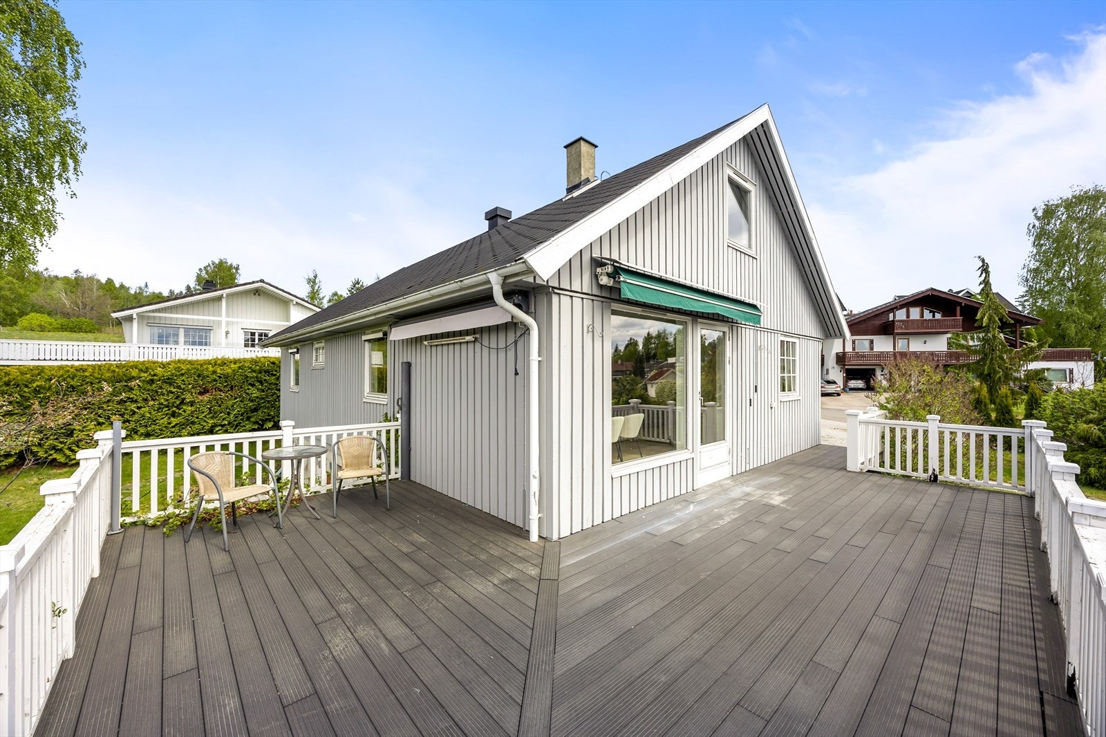 Romslig terrasse med to terrassemarkiser og god plass til utemøblement. Galleribilde