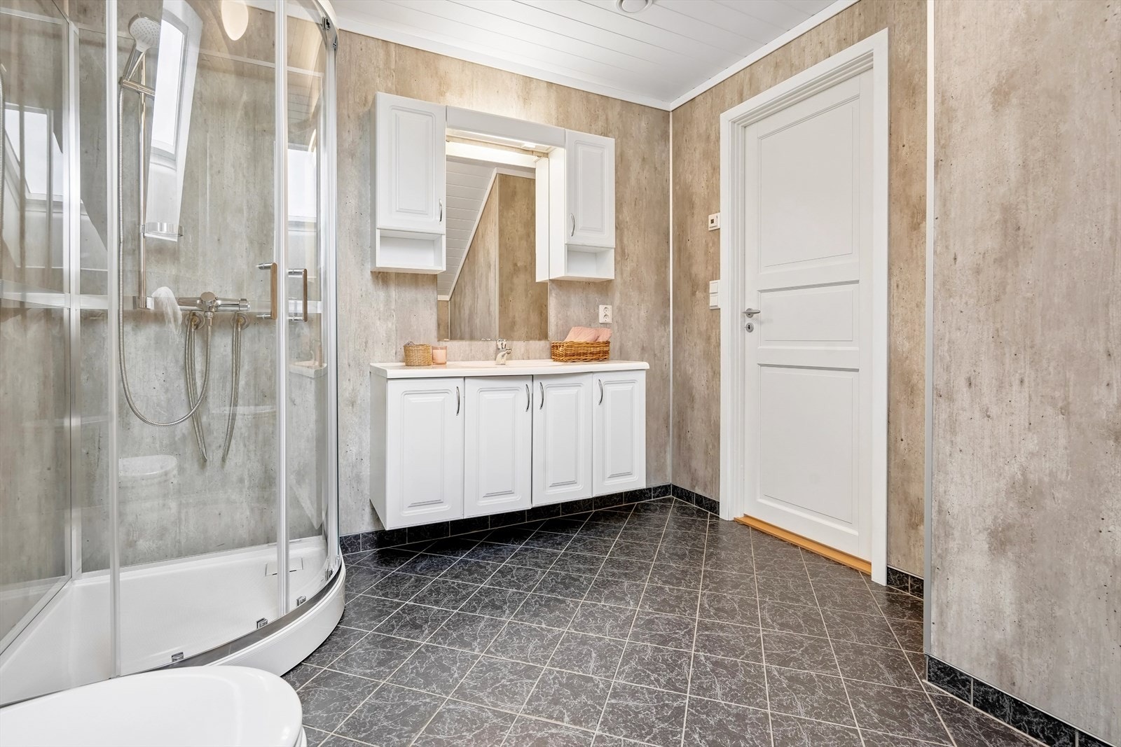 Badet i 2. etasje har nylig fått nye baderomsplater og nytt dusjkabinett Galleribilde