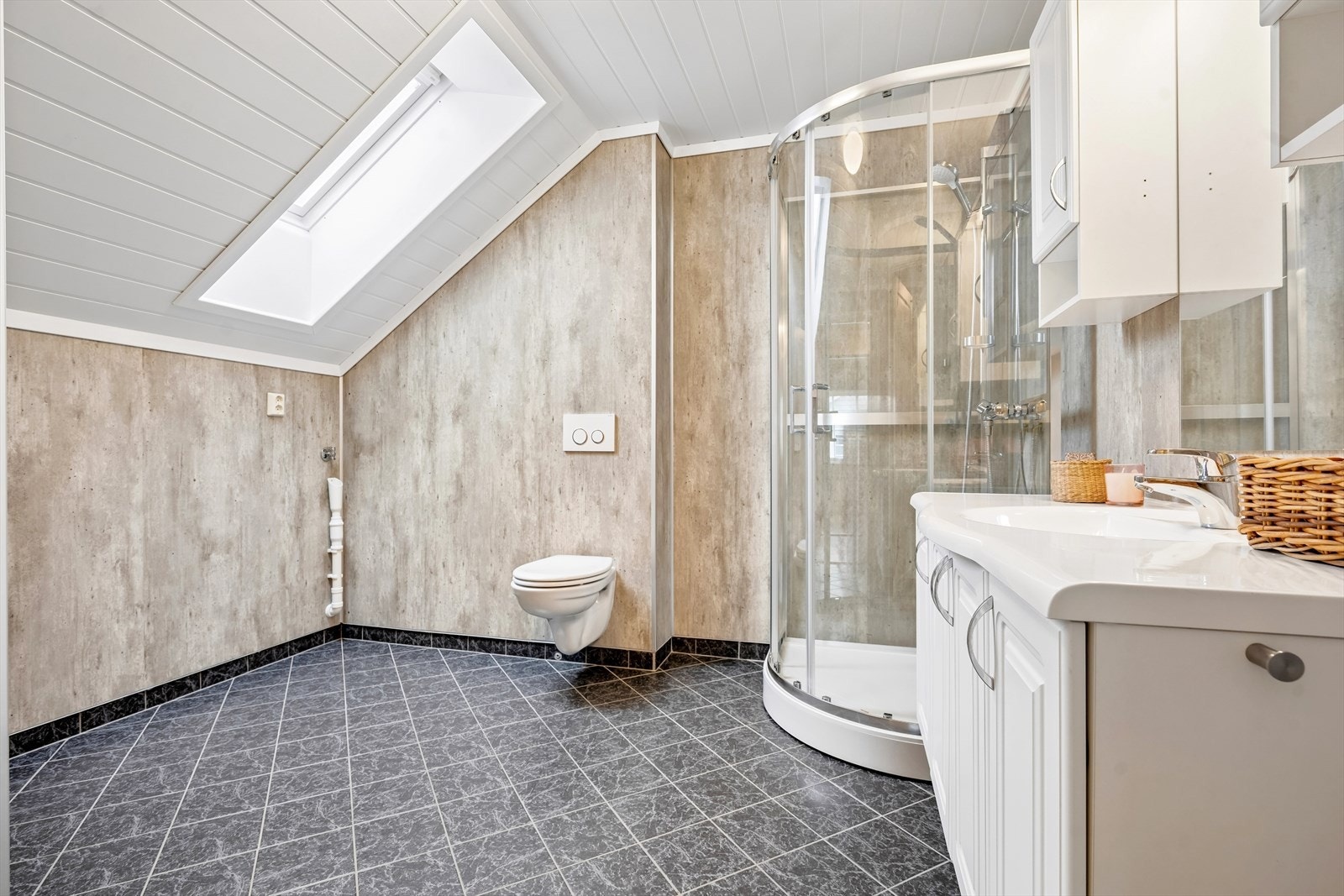 Her er badet tilpasset som vaskerom med opplegg for vaskemaskin Galleribilde