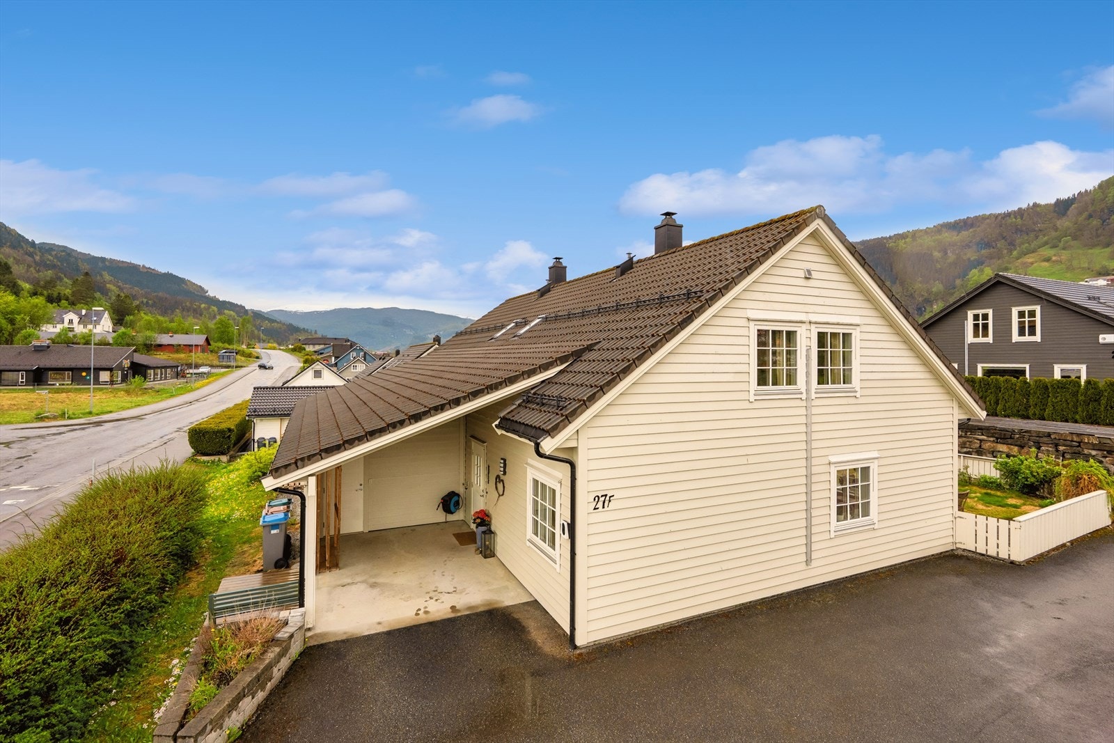 Boligen er fra 2011 og har en kjekk carport med el-bil lader og romslig bod i bakkant Galleribilde