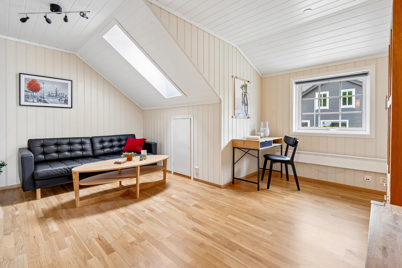 I 2. etasje er det en stor loftstue med plass til både kontorkrok og sofagruppe Galleribilde