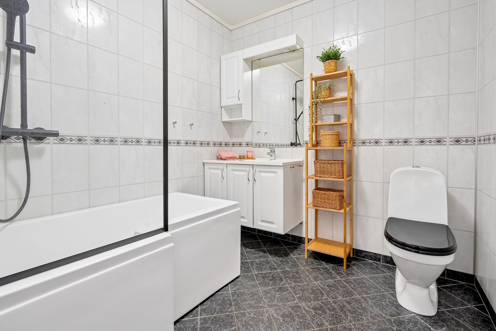 Det er eget bad i hver av etasjene for en praktisk hverdag Galleribilde