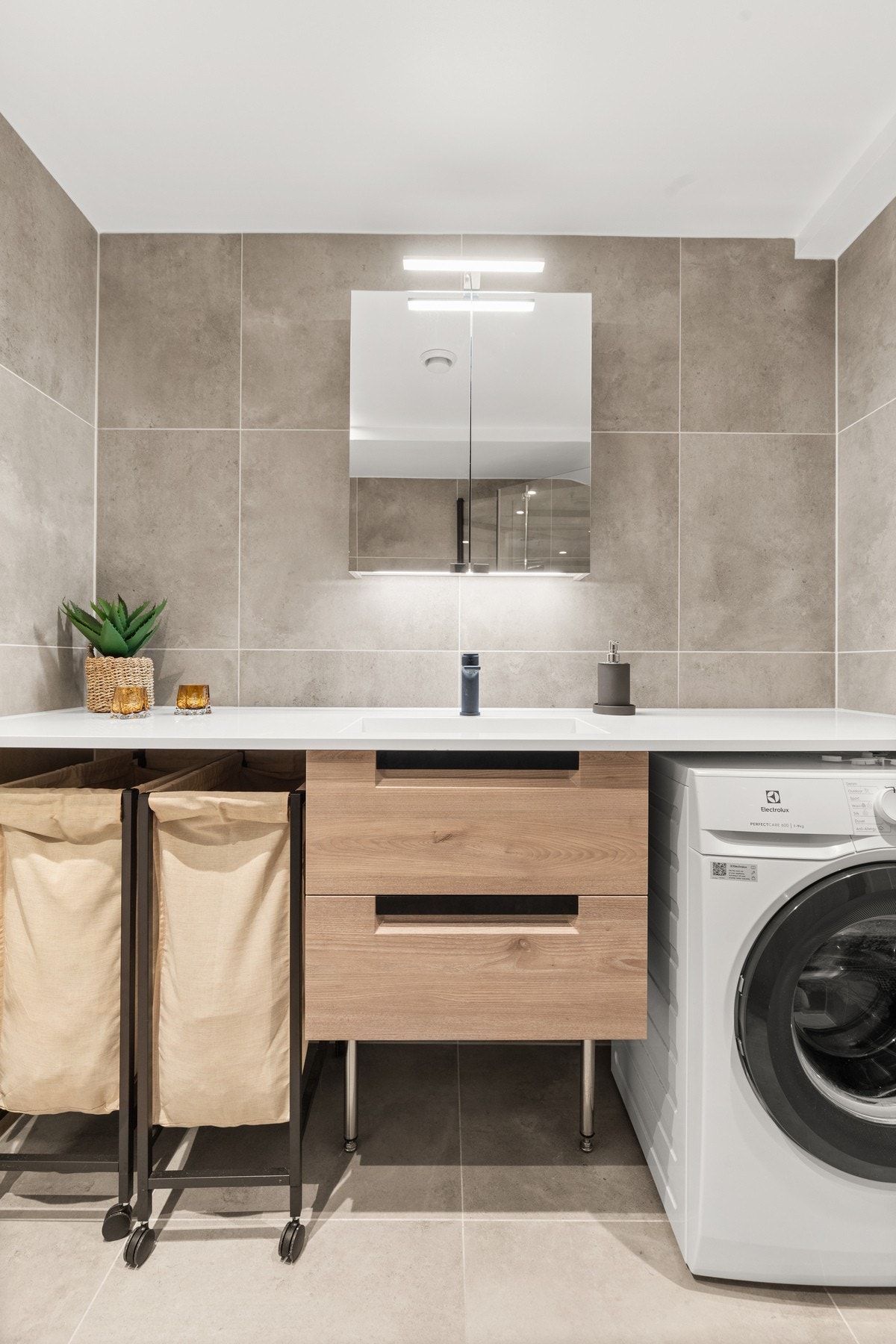 Nedforet malt himling med innfelte LED-downlights. Opplegg for vaskemaskin. Galleribilde