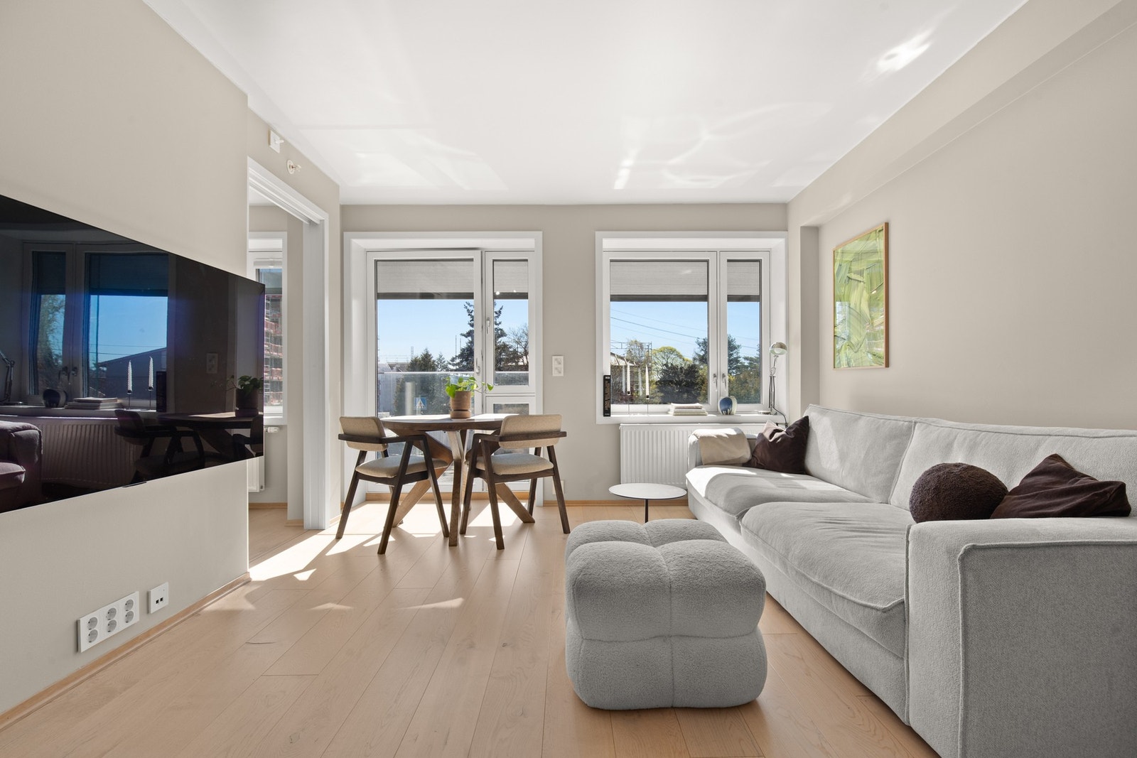 Moderne 3-lags isolerglass vinduer fra 2019 som gir god isolasjon og redusert energiforbruk. Utvendig aluminiumsbekledning sikrer minimalt vedlikehold og lang levetid. Galleribilde