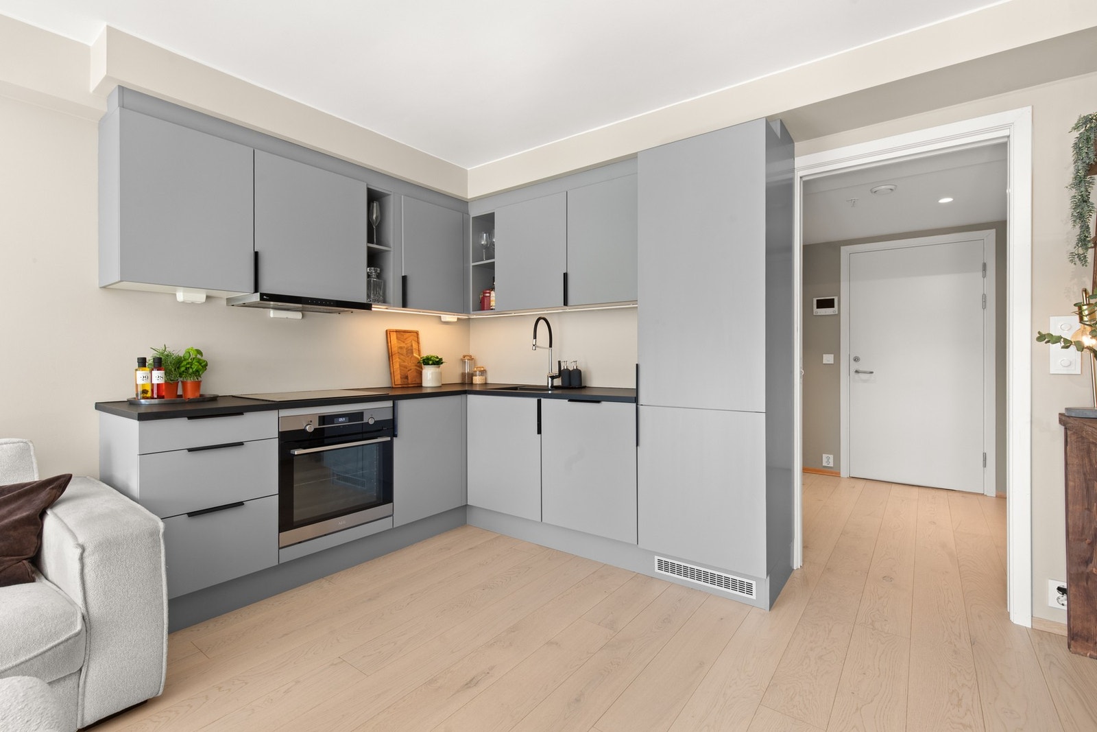 Epoq kjøkkeninnredning fra 2020 med glatte fronter og laminat
benkeplater. Galleribilde