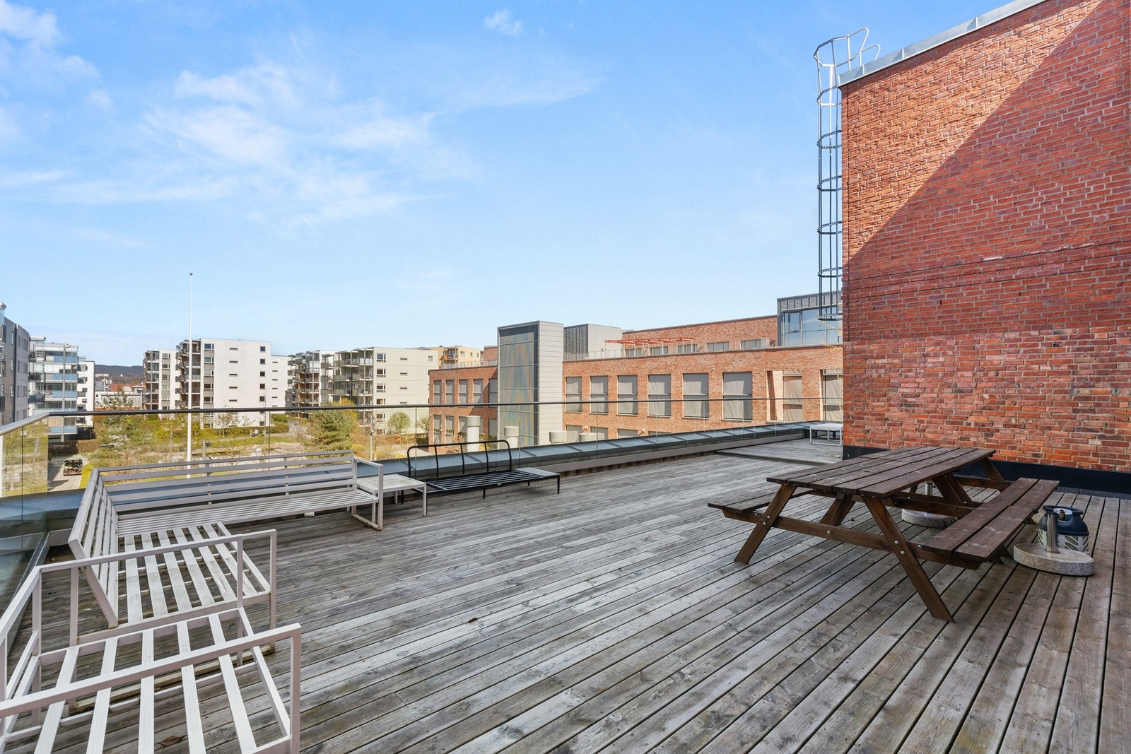 Felles takterrasse med fantastiske solforhold. Galleribilde