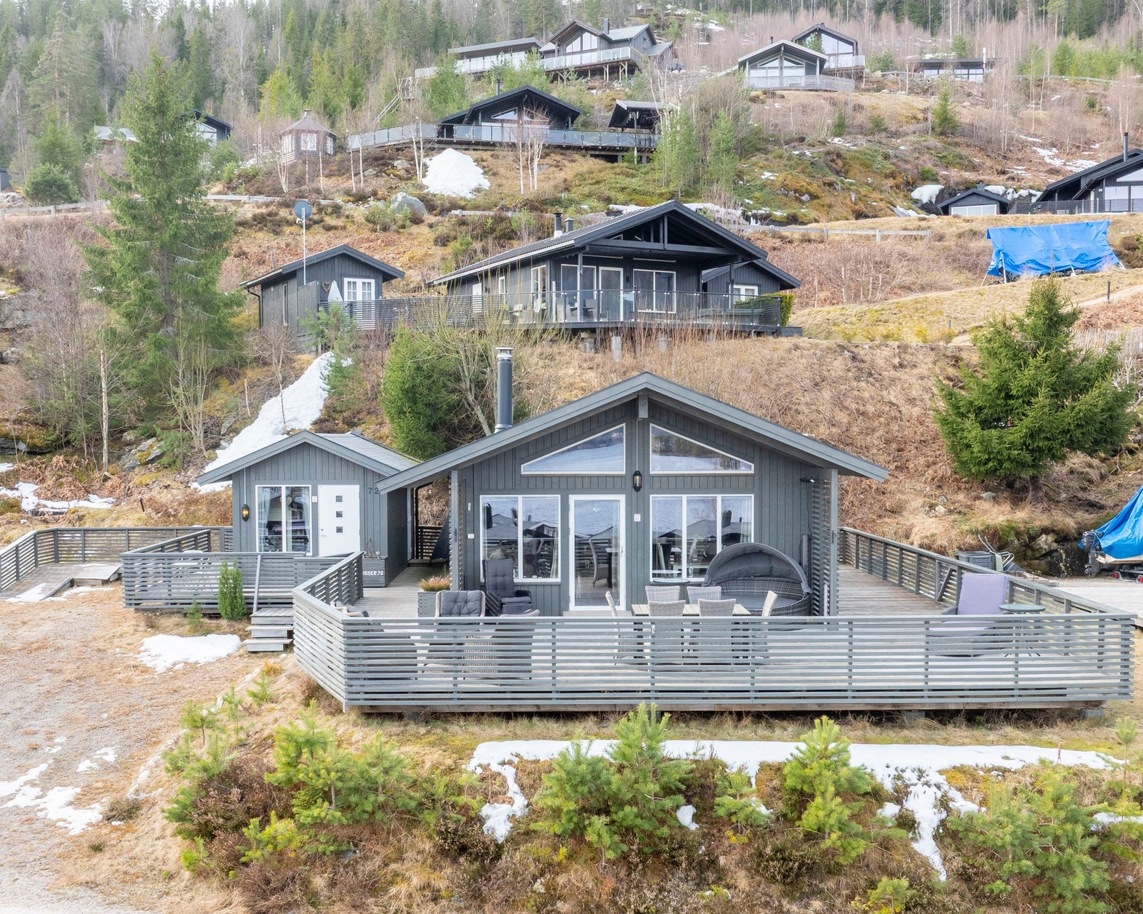 Rett utenfor hytteveggen ligger alt til rette for at både barn og voksne skal kunne trives når de er på ferie på hytta. Galleribilde