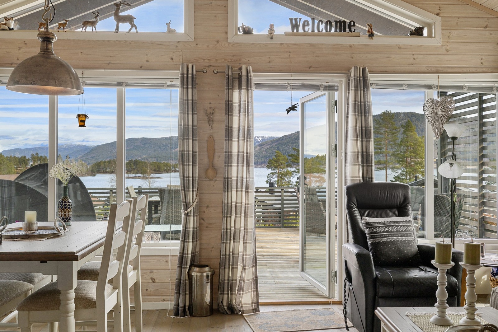 Fra oppholdsrommet er det flott utsikt mot Nisser og de naturskjønne omgivelsene, samtidig som det er direkte utgang til terrasse. Galleribilde