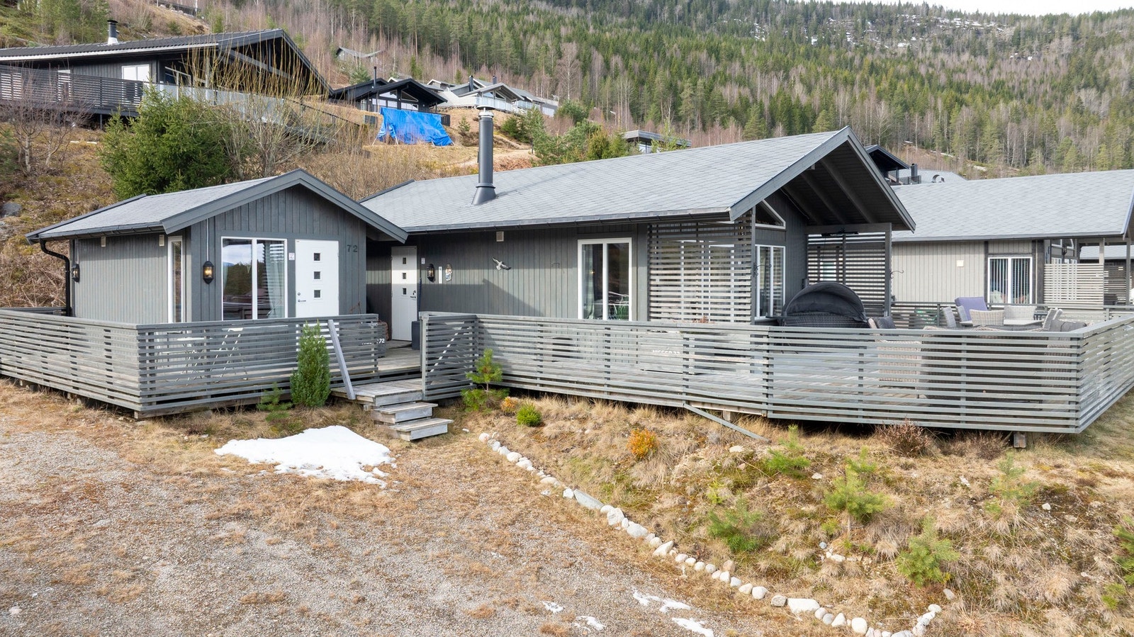 Moderne fritidsbolig med gjennomgående god standard og stor terrasse som omkranser hytta. Galleribilde