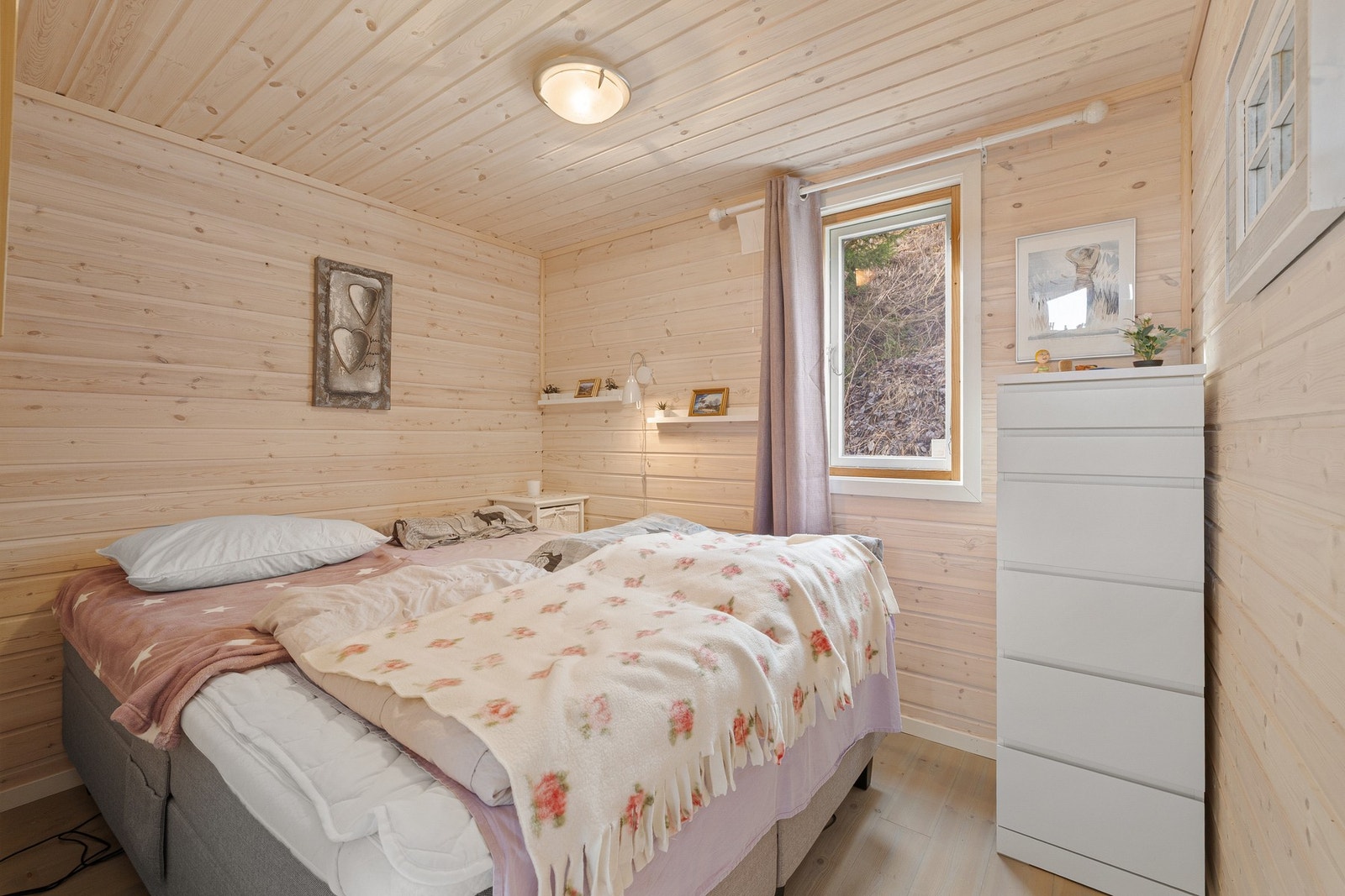 Hytta inneholder to hyggelige soverom med lune overflater i tre og en rolig atmosfære som passer godt til hyttelivet. Soverom 1. Galleribilde
