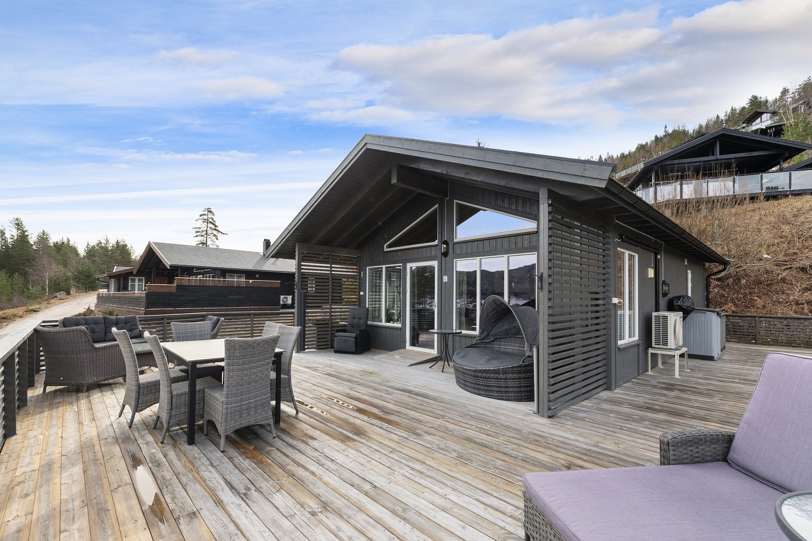 Stor og solrik terrasse med god plass til flere sittegrupper og hyggelige soner for både avslapning og sosiale sammenkomster. Galleribilde