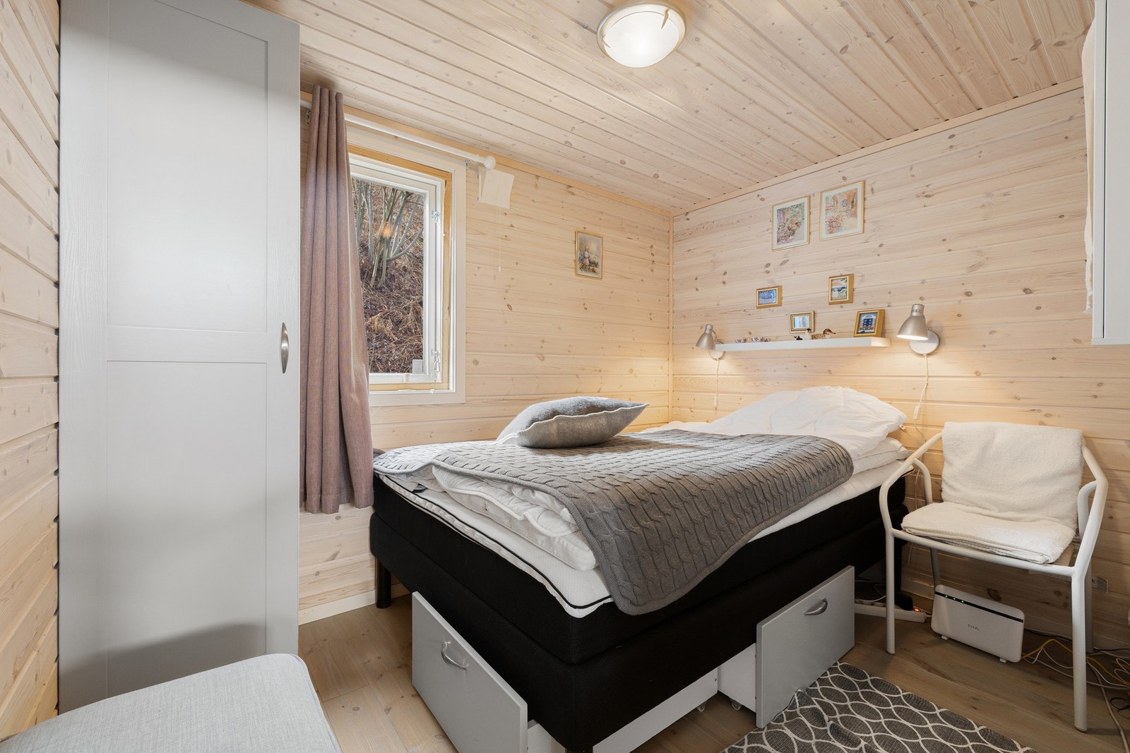 Begge rommene har plass til seng og oppbevaring, og vinduene bidrar med naturlig lysinnslipp og utsyn mot naturskjønne omgivelser. Soverom 2. Galleribilde