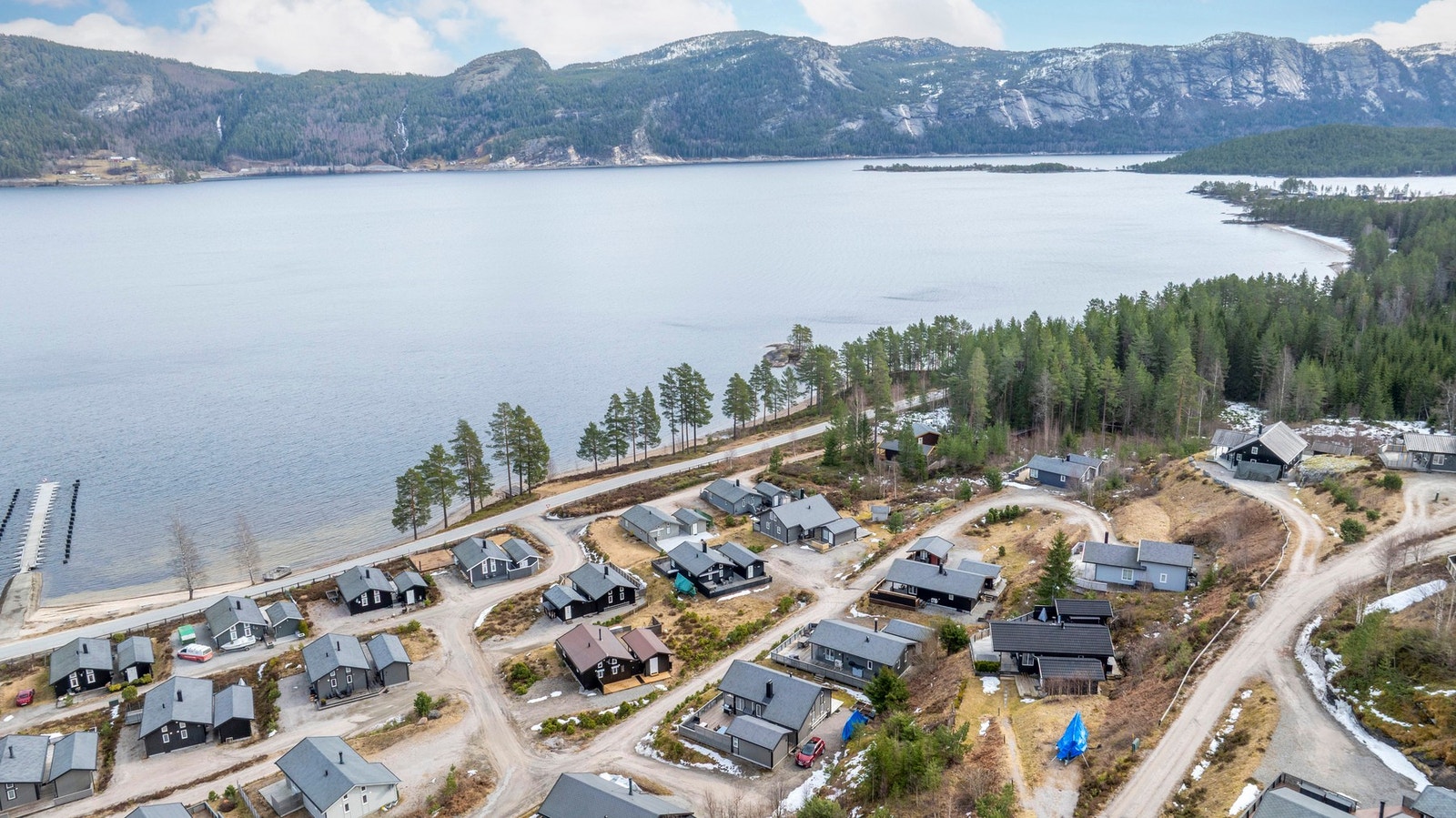 Hytta har en attraktiv beliggenhet i etablert hytteområde med flott utsikt over Nisser og omkringliggende natur. Galleribilde