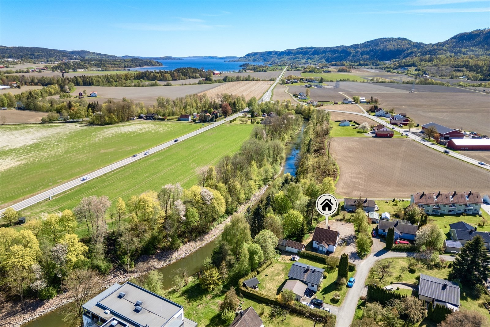 Enebolig fra 1958 med en sentral beliggenhet i Sande, fordelt over tre plan med et samlet bruksareal på 182 m². Galleribilde