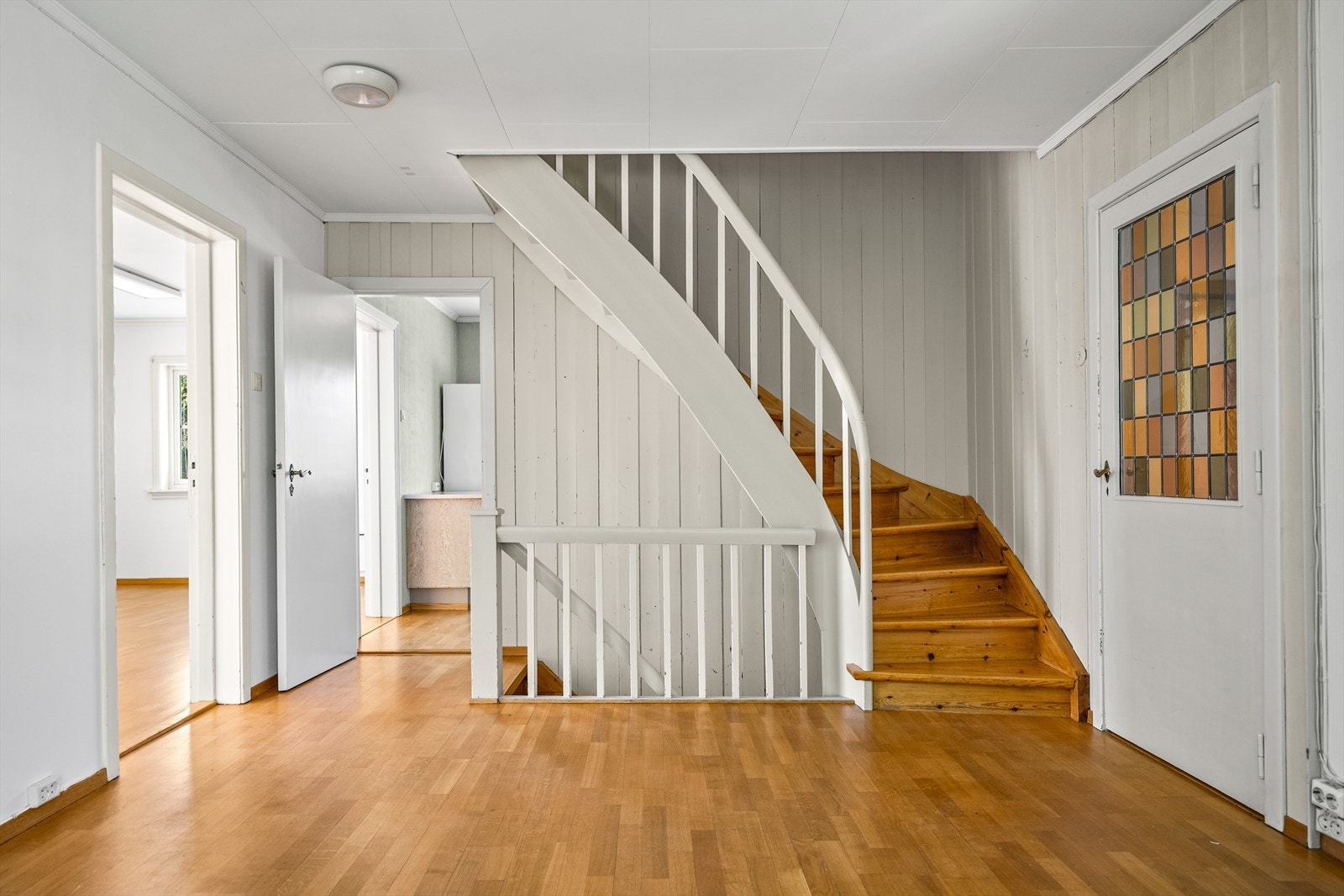 Tretrappen forbinder boligens tre plan. Galleribilde