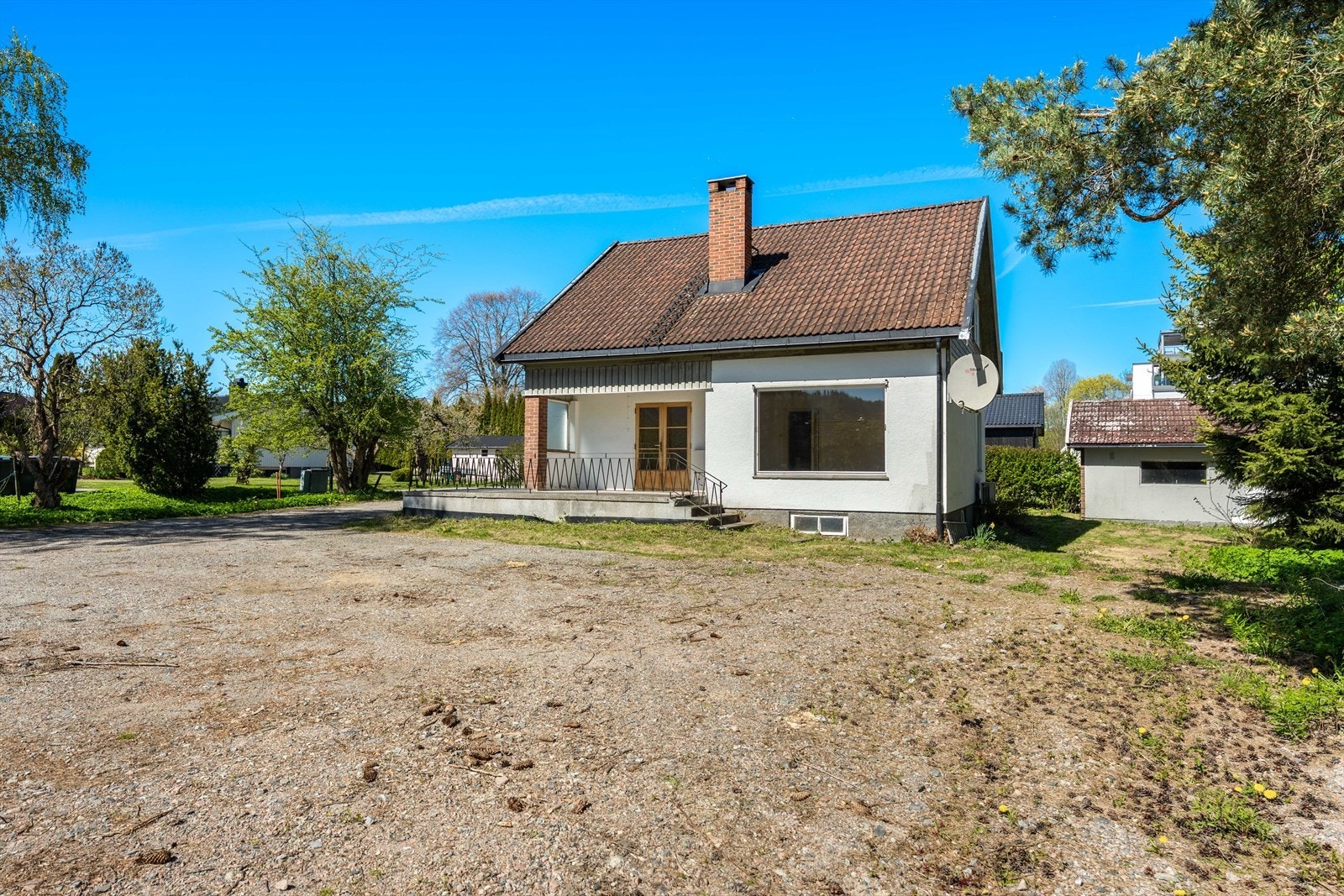 Det er gruset innkjøring, parkering på egen grunn og i garasje. Galleribilde