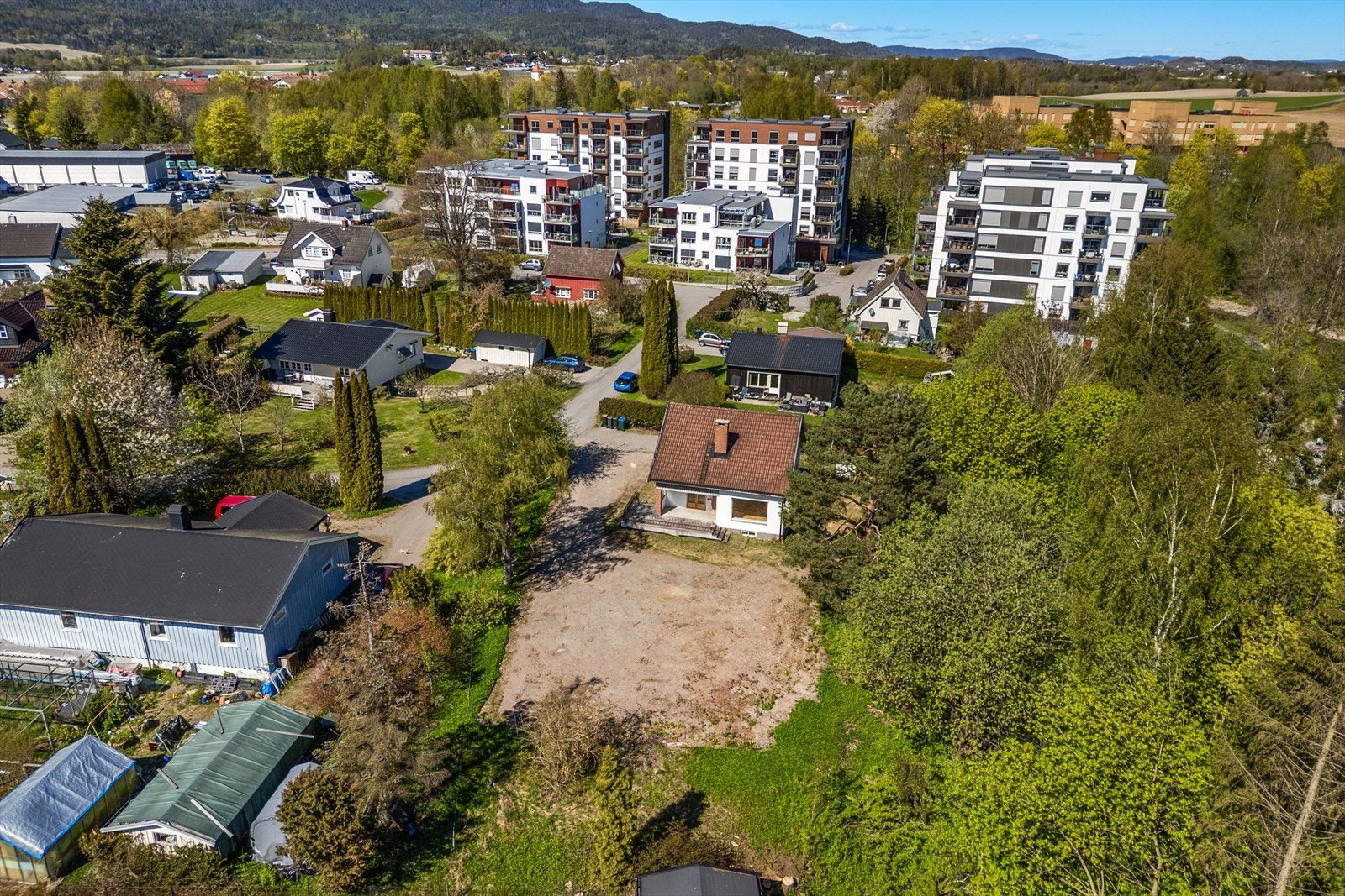 Tomten ligger i flatt terreng. Galleribilde