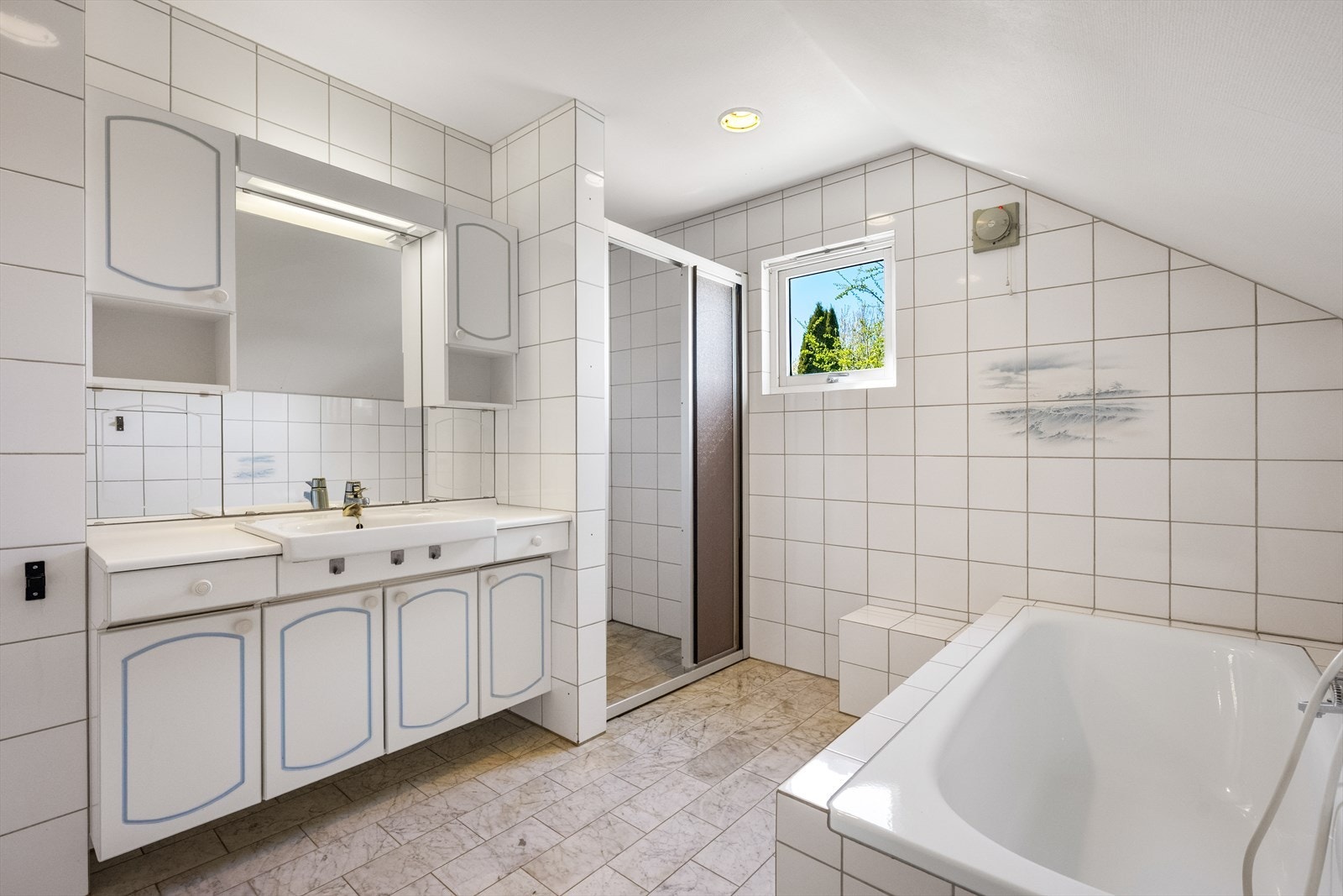 Badet i loftsetasjen er utstyrt med både innebygget badekar og dusjnisje. Galleribilde