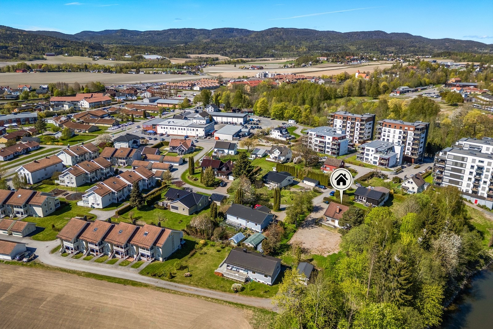 Fra eiendommen er det kort gangavstand til dagligvarebutikker som Rema 1000, kun få minutter unna. Galleribilde