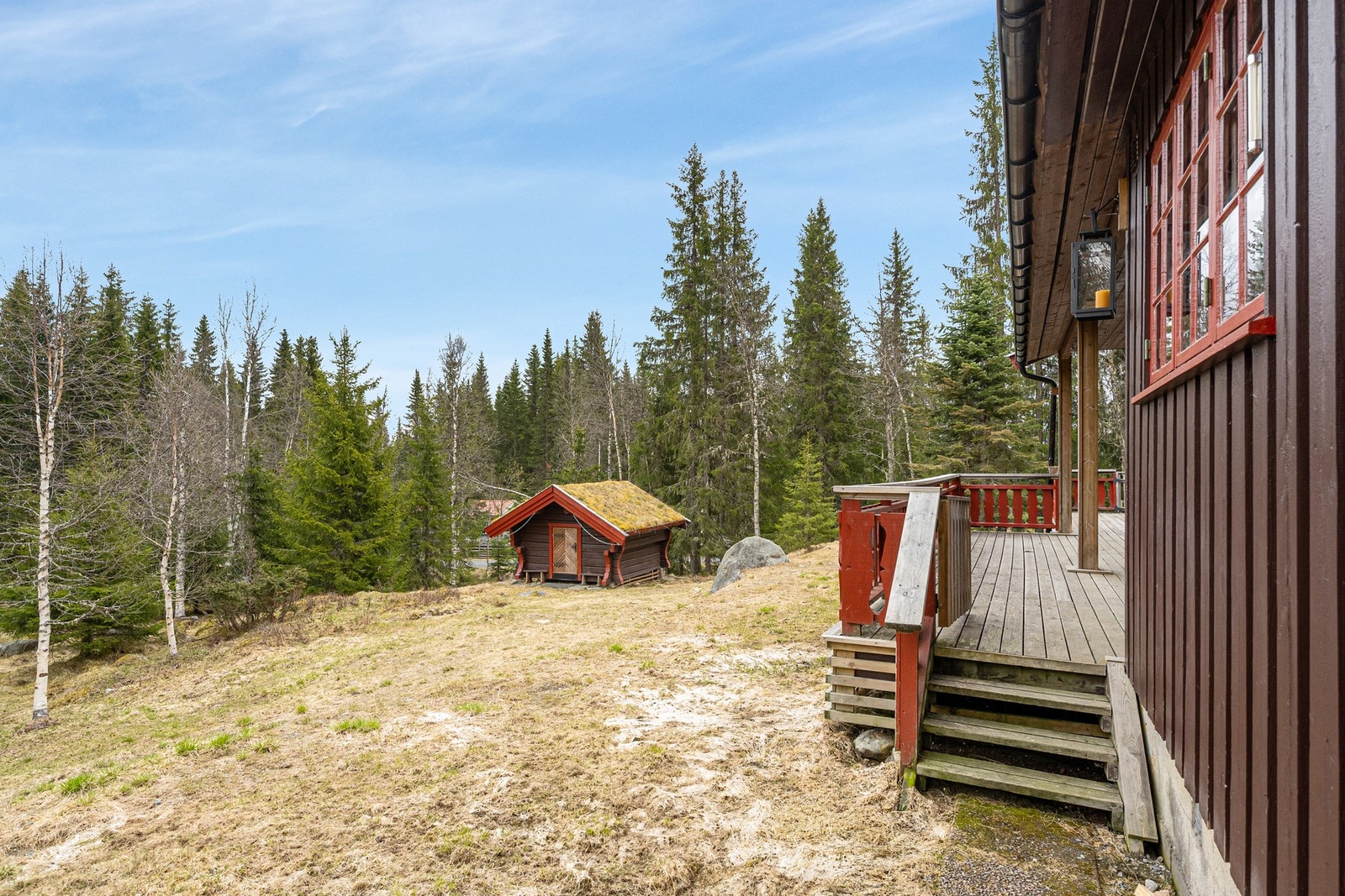 Hytta ligger stille og fredelig til i Oddebygda/Øverbygda i Nord-Torpa, med gode solforhold og naturskjønne omgivelser. Galleribilde