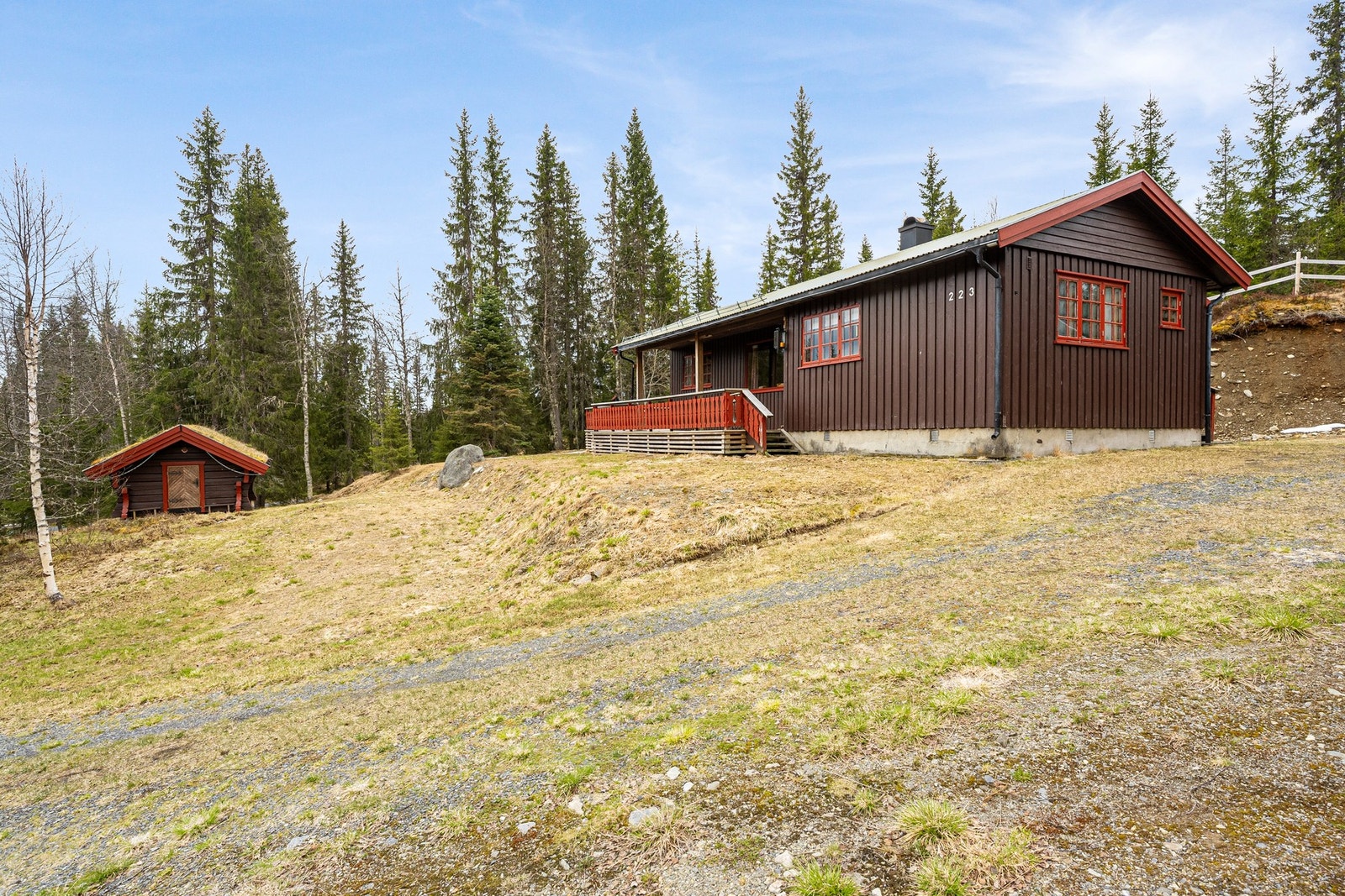 Kun en kort kjøretur unna ligger Synnfjellet med milevis av preparerte skiløyper, flotte turterreng og populære fjelltopper som Spåtind. Området rundt Langsua nasjonalpark byr på fantastiske naturopplevelser sommer som vinter. Galleribilde